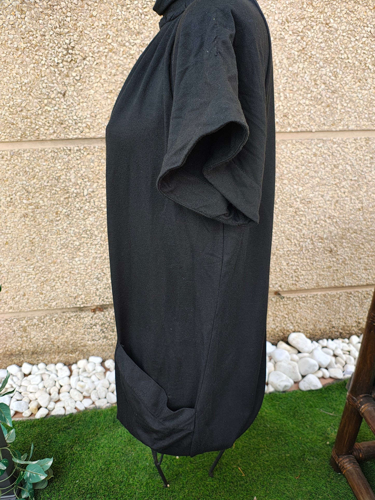 USADO – Vestido negro de cuello alto plisado ZARA (Talla S)