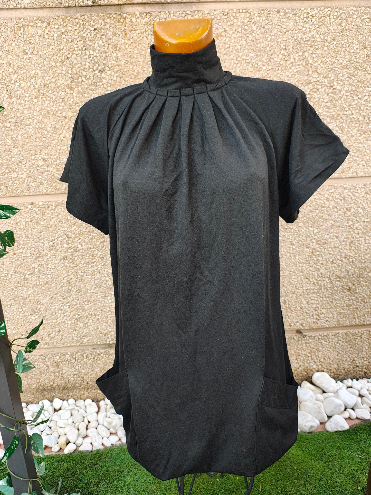 USADO – Vestido negro de cuello alto plisado ZARA (Talla S)