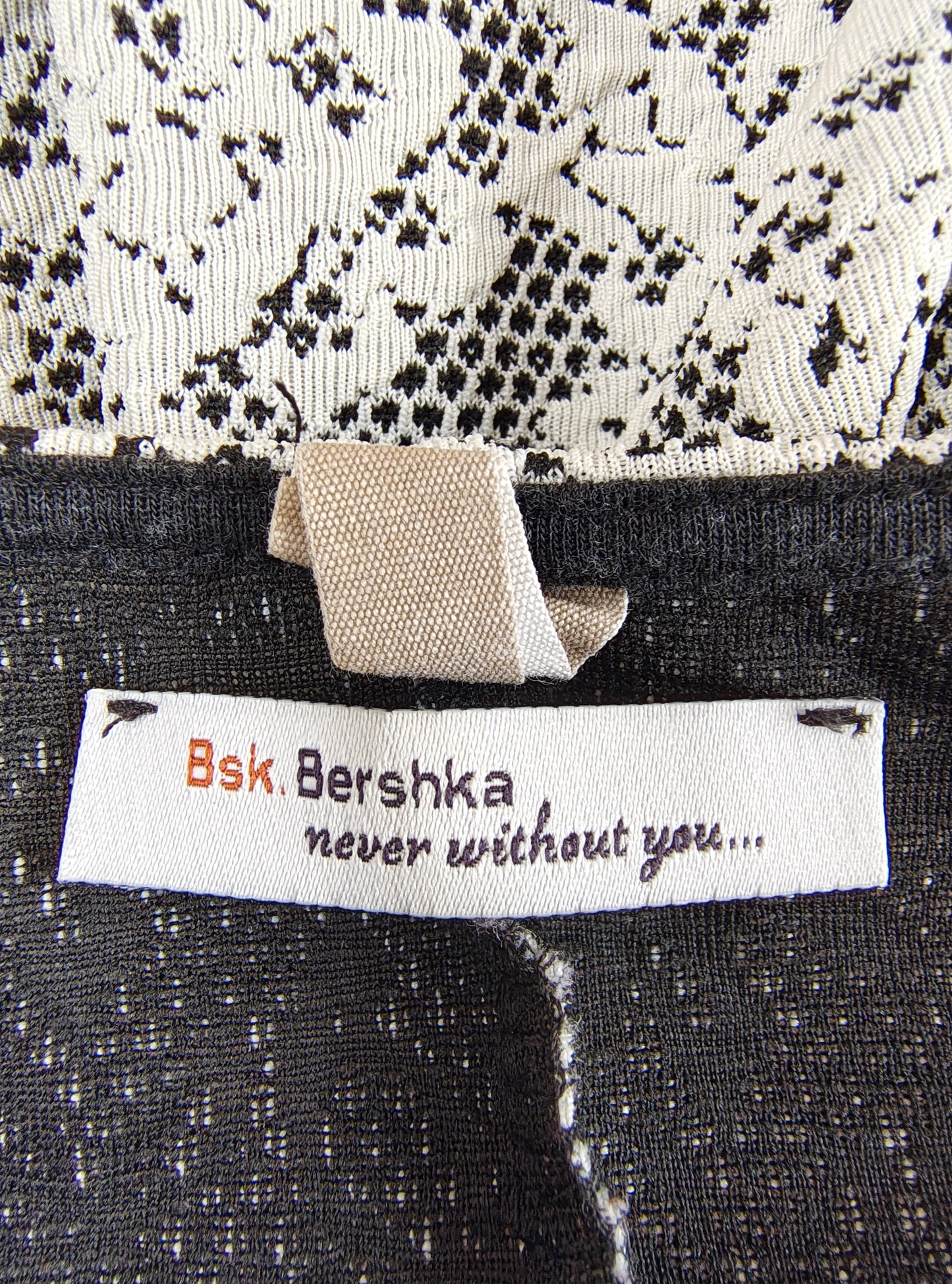 USADO – Vestido ajustado manga corta con estampado encaje floral Bsk. Bershka (Talla XS)