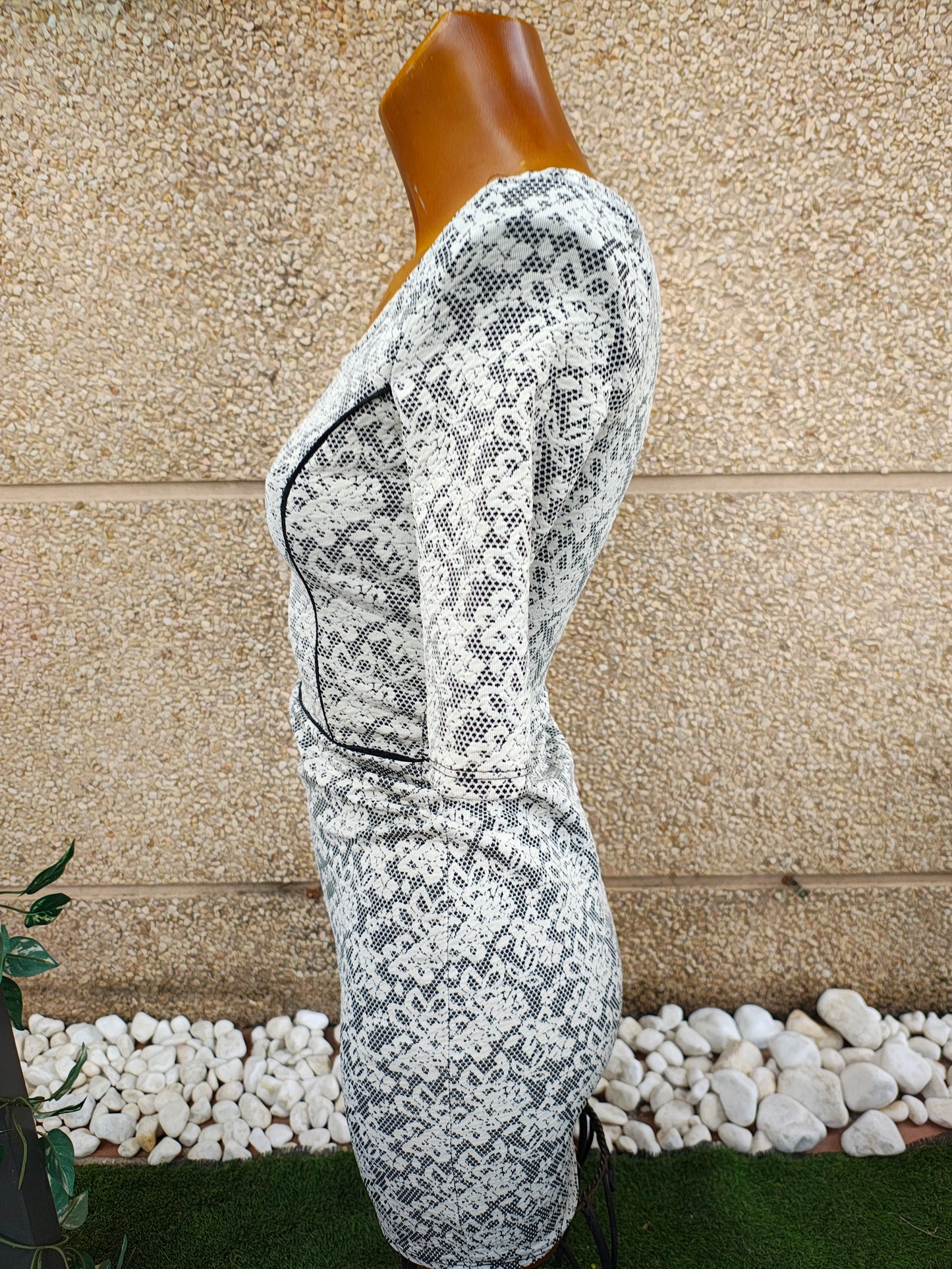 USADO – Vestido ajustado manga corta con estampado encaje floral Bsk. Bershka (Talla XS)