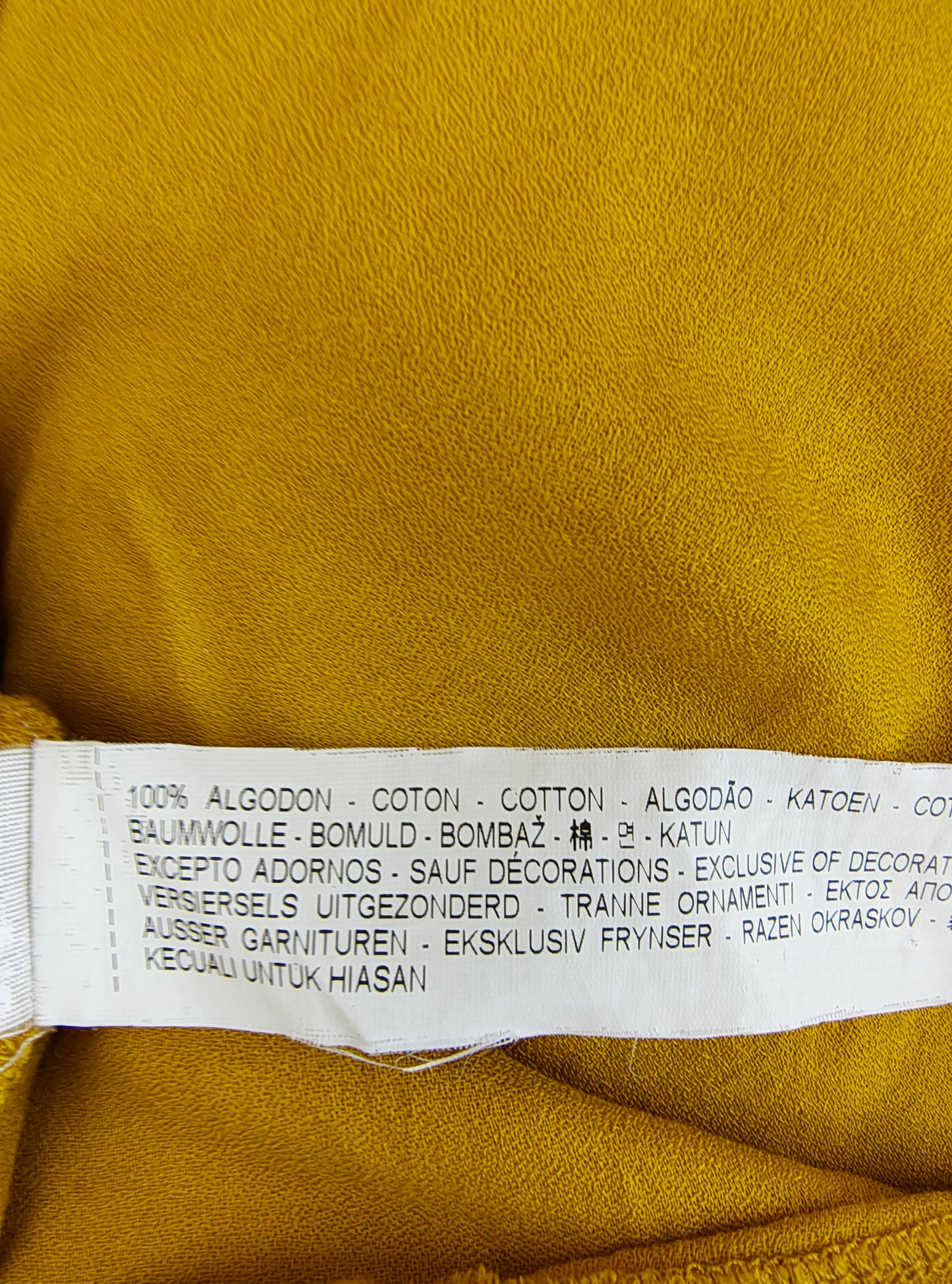 USADO – Blusa amarilla con encaje en escote Bershka (Talla S)