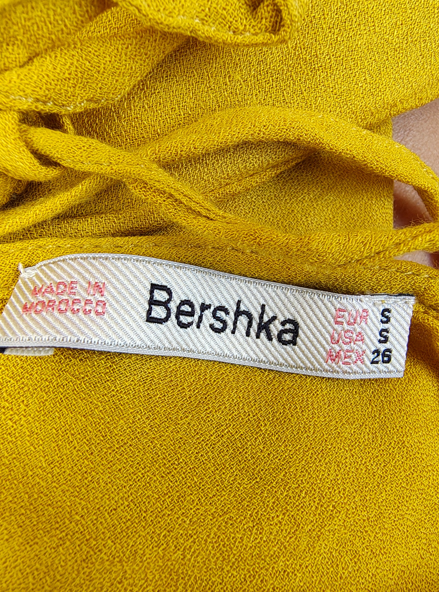 USADO – Blusa amarilla con encaje en escote Bershka (Talla S)