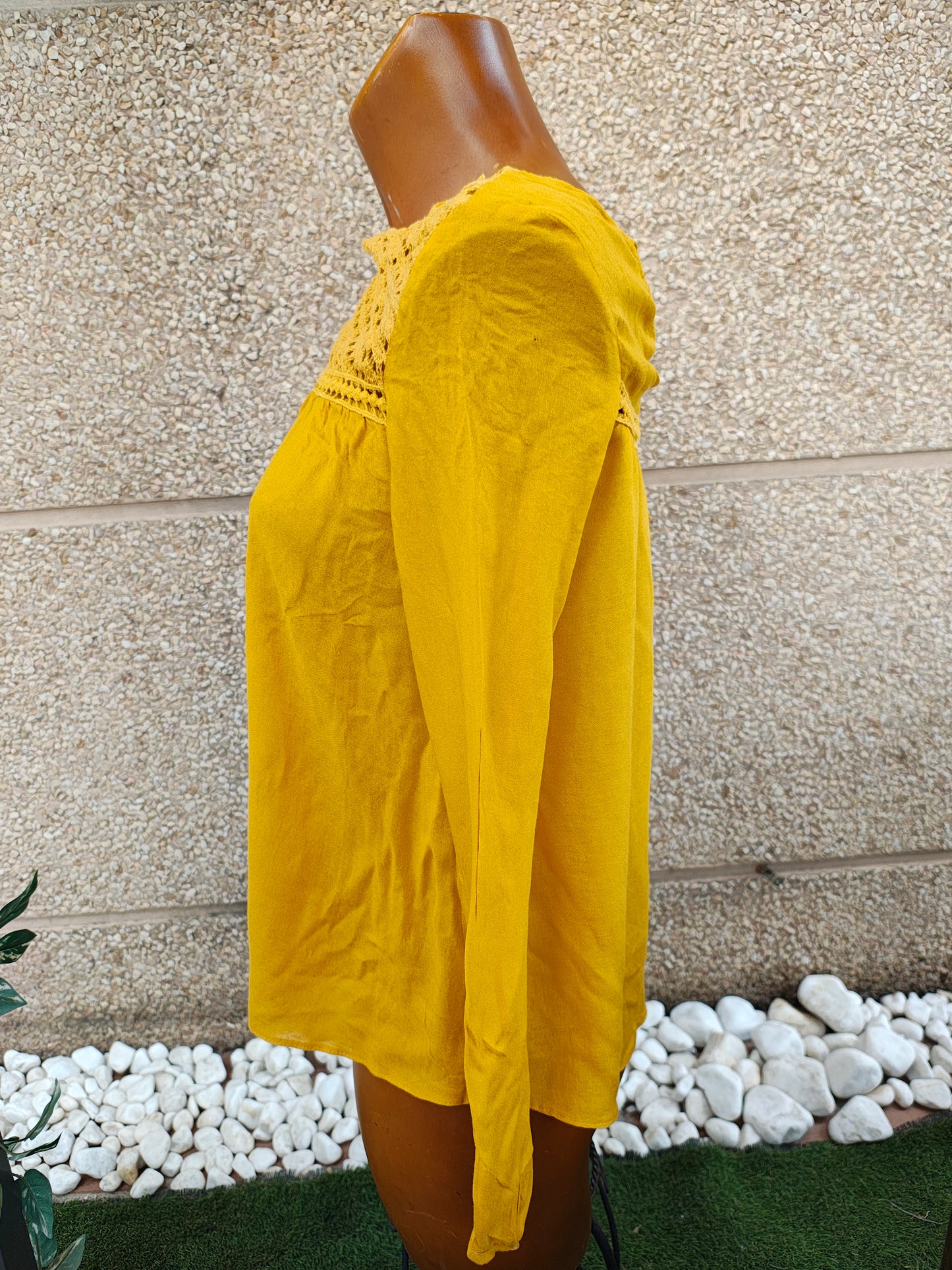 USADO – Blusa amarilla con encaje en escote Bershka (Talla S)