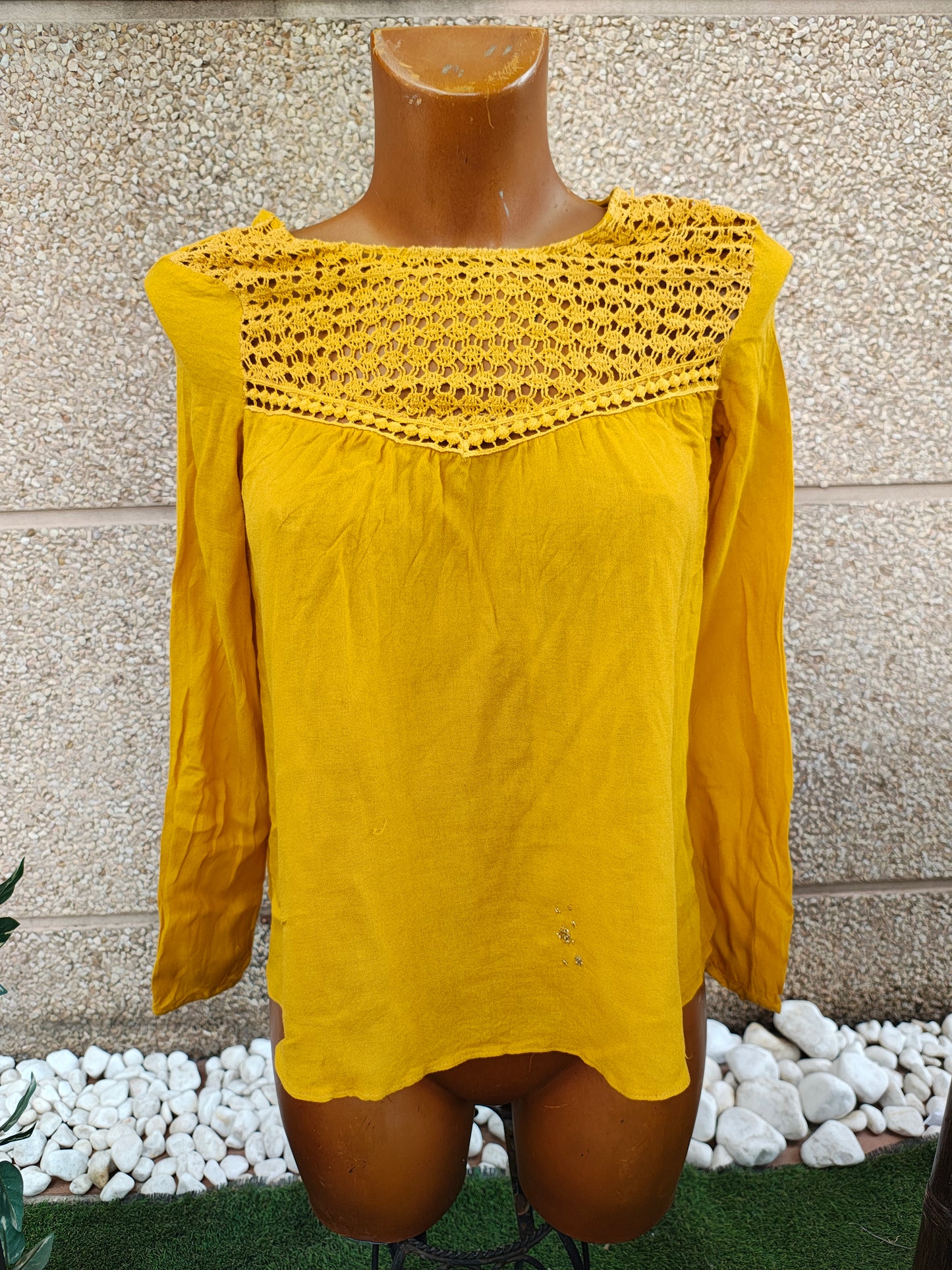 USADO – Blusa amarilla con encaje en escote Bershka (Talla S)