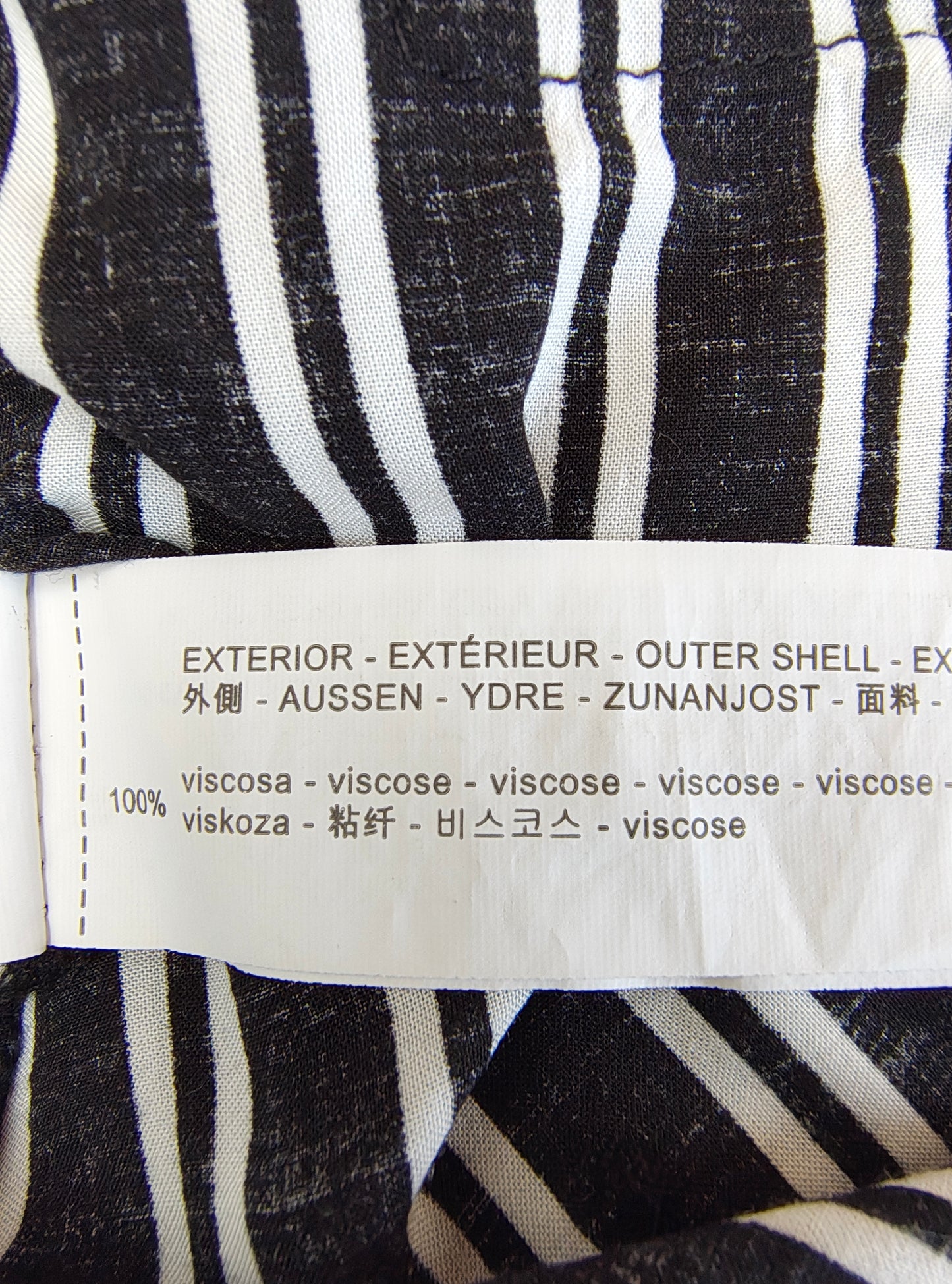 USADO – Camisa de rayas verticales en blanco y negro STRADIVARIUS (Talla S)