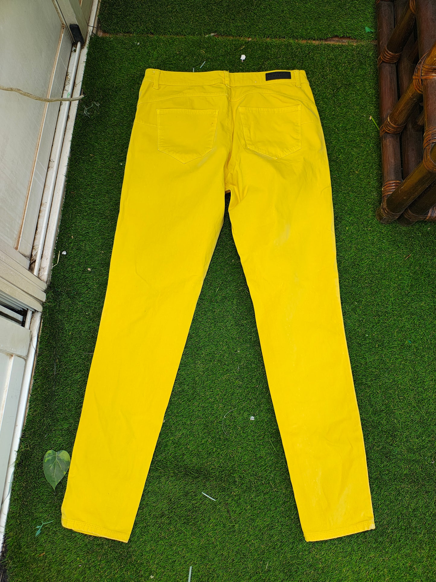USADO – Pantalones pitillo amarillos UNITED COLORS OF BENETTON (Talla 31-M)