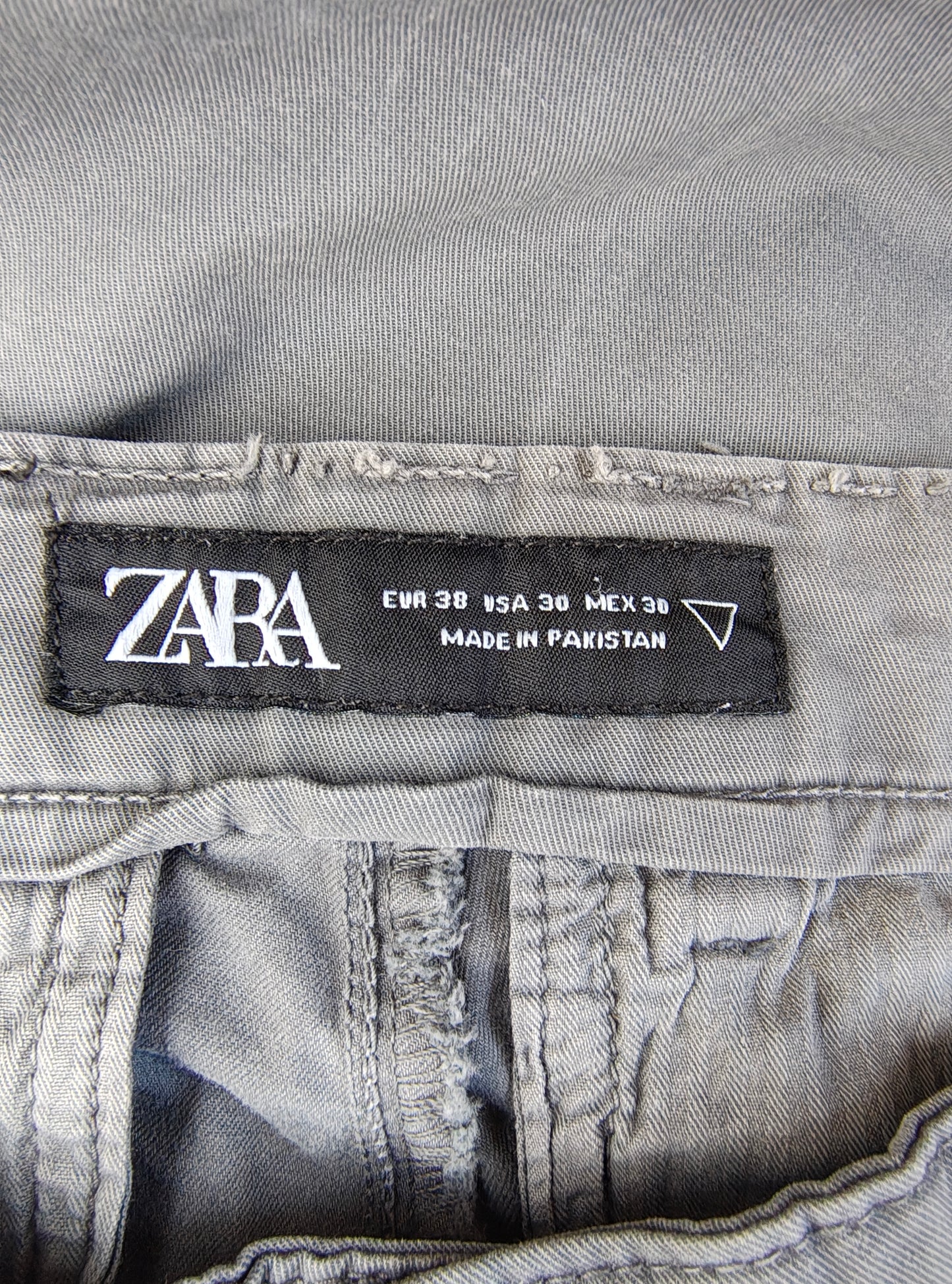 USADO – Pantalón chino gris ZARA Man (Talla EUR 38)
