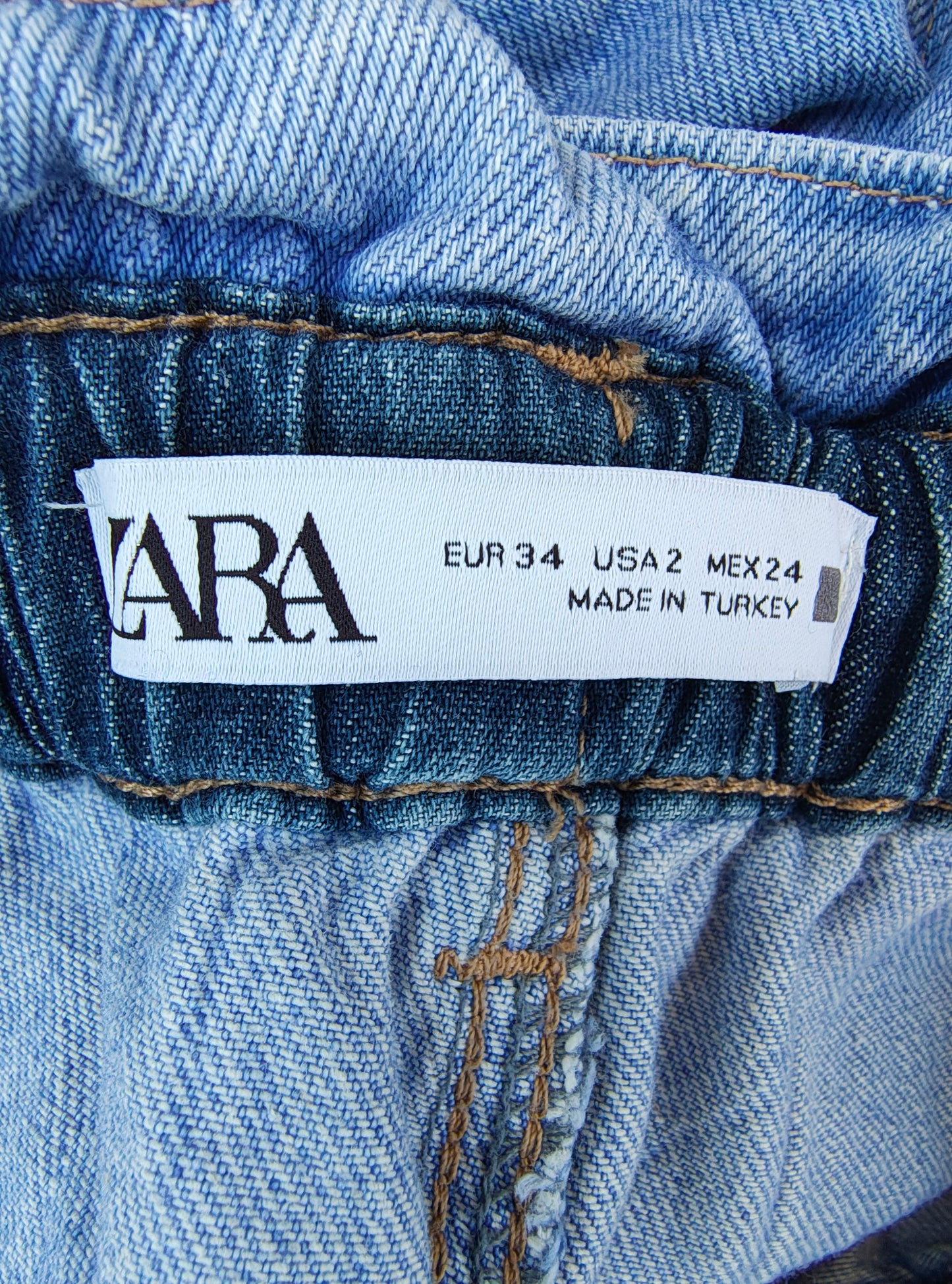 USADO – Pantalón vaquero azul claro con cintura fruncida ZARA (Talla EUR 34)