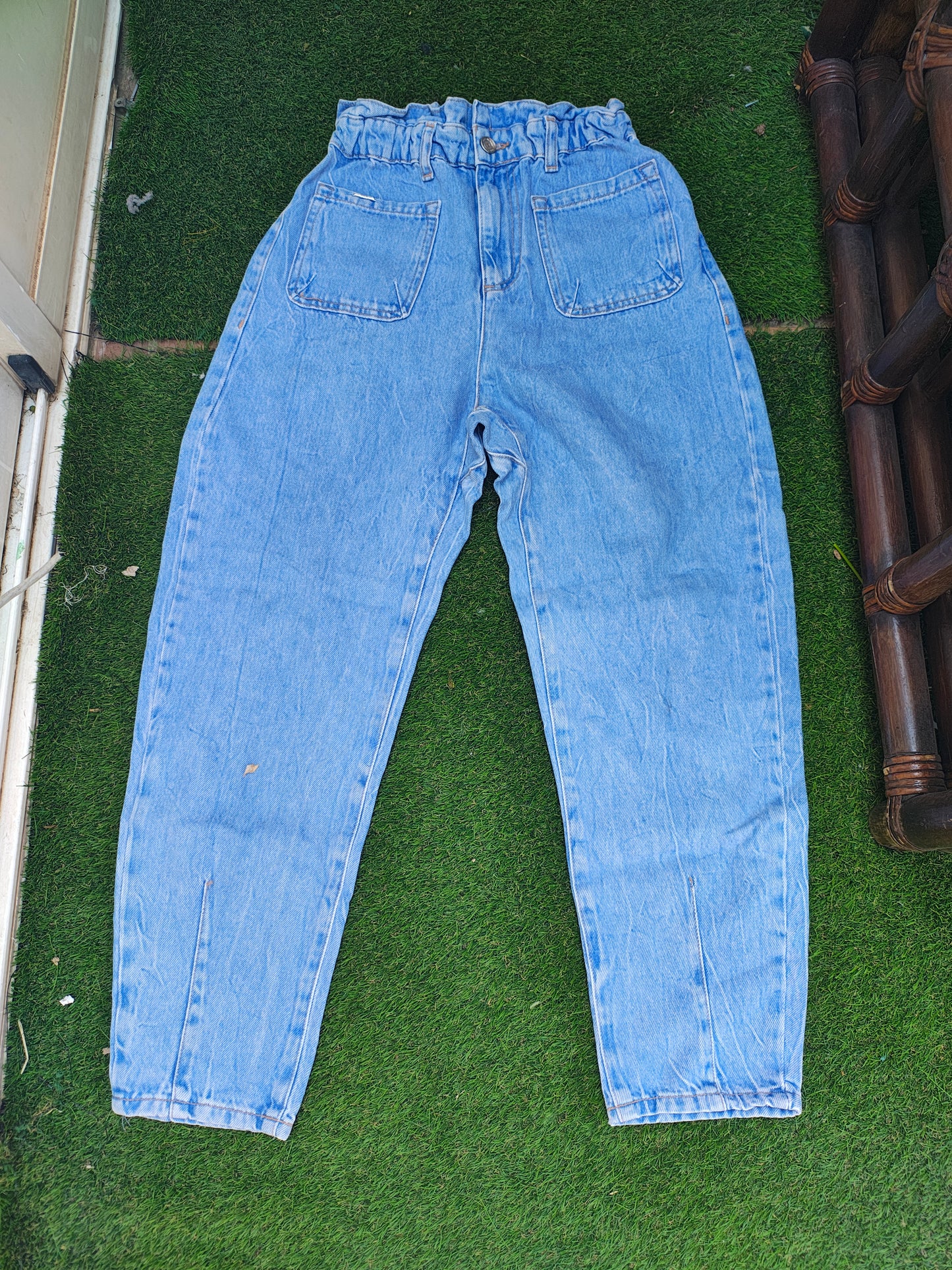 USADO – Pantalón vaquero azul claro con cintura fruncida ZARA (Talla EUR 34)