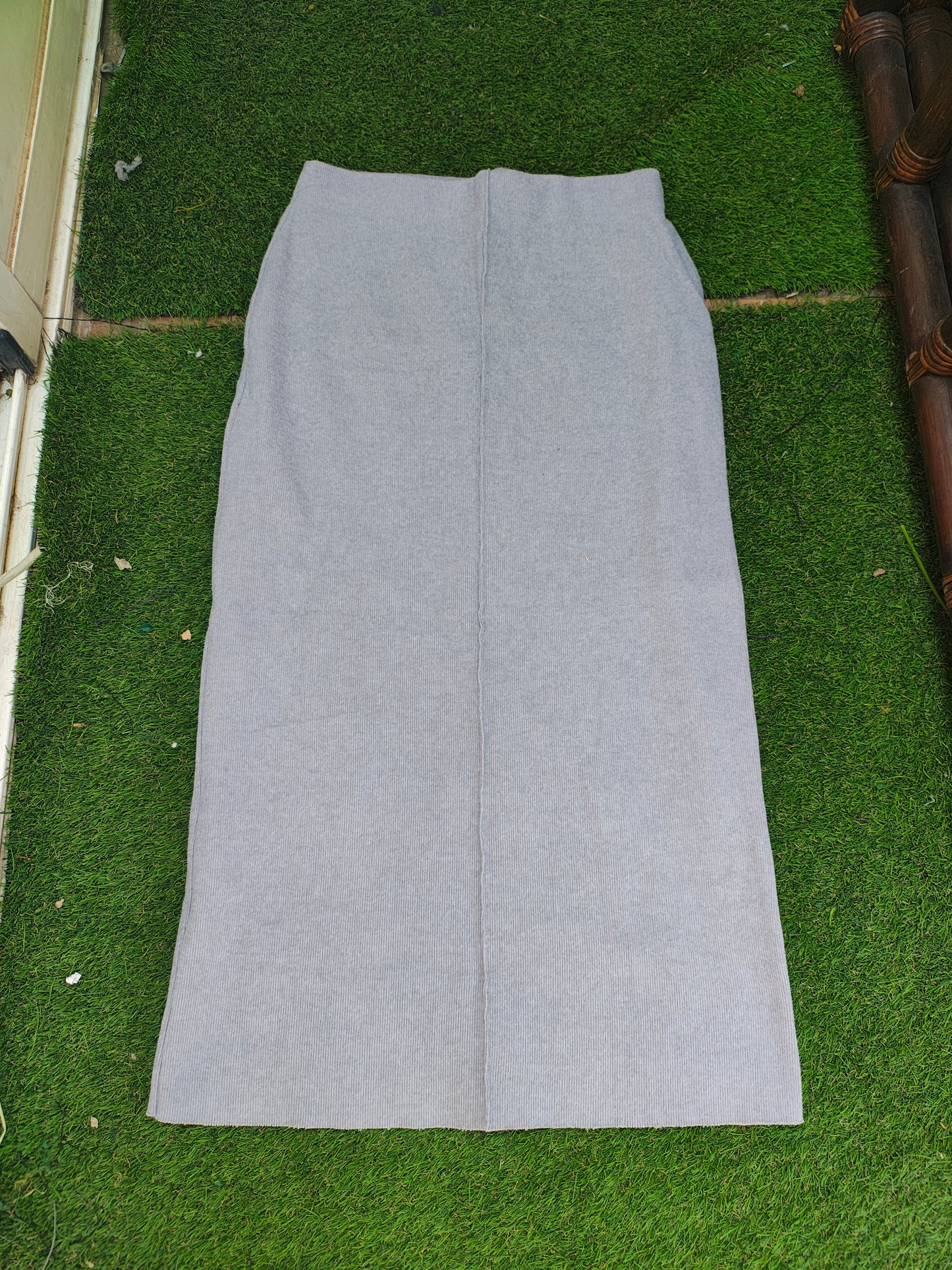 USADO – Falda larga gris de punto ajustada ZARA (Talla S)