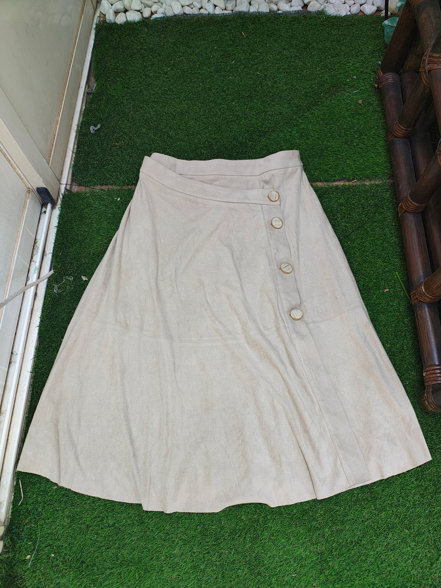 USADO – Falda midi beige con botones laterales ZARA BASIC (Talla M)