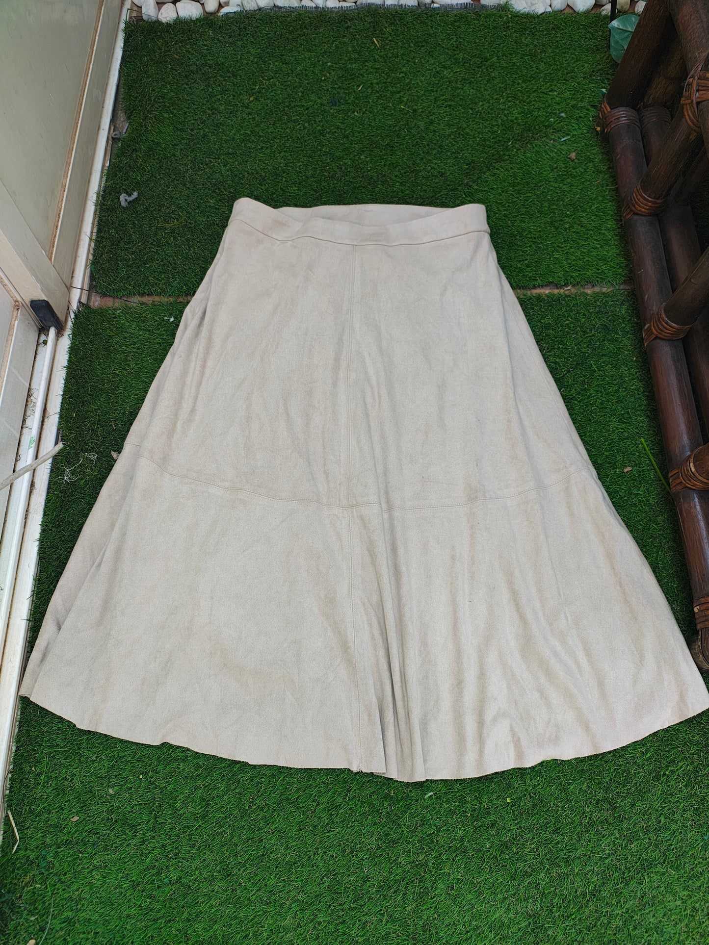 USADO – Falda midi beige con botones laterales ZARA BASIC (Talla M)