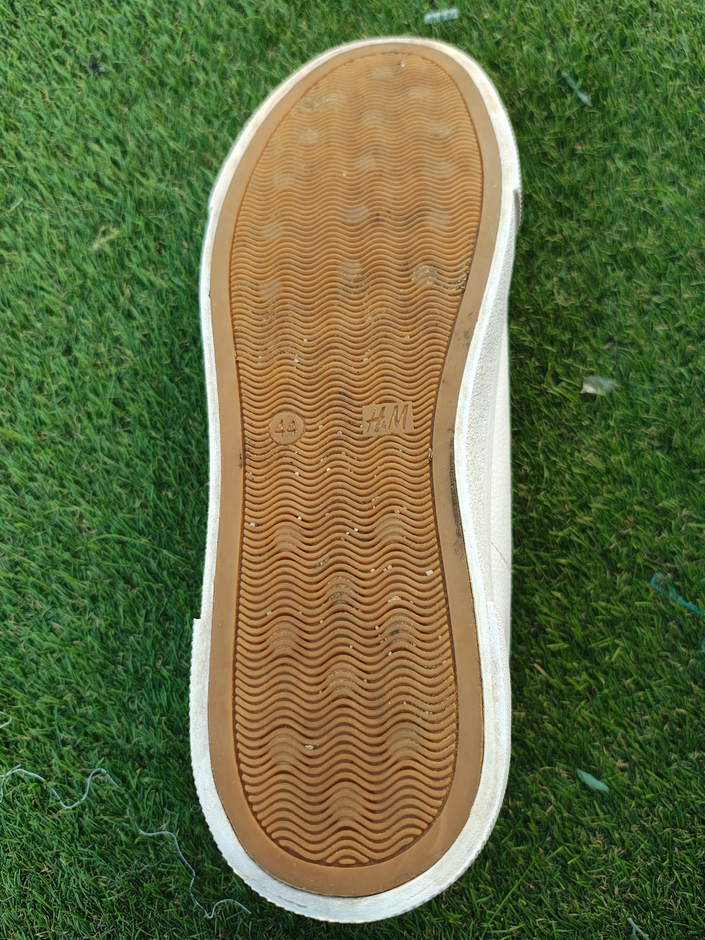 USADO – Zapatillas blancas estilo casual H&M (Talla EUR 44)