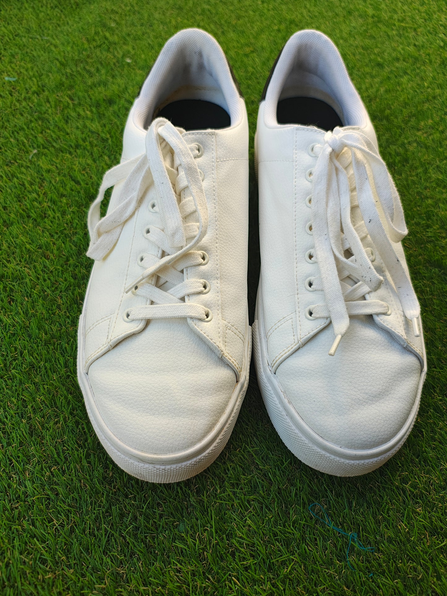 USADO – Zapatillas blancas estilo casual H&M (Talla EUR 44)