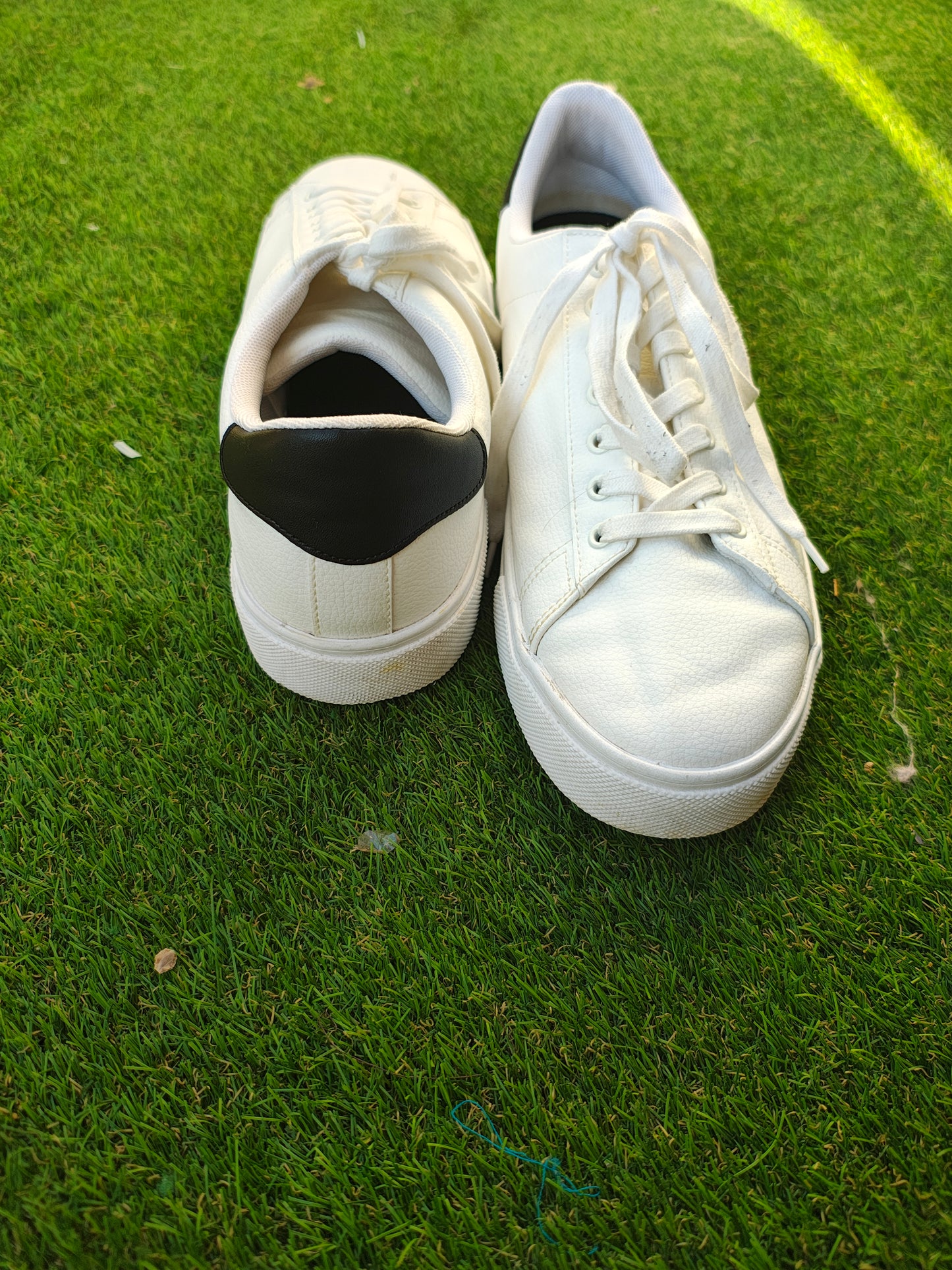 USADO – Zapatillas blancas estilo casual H&M (Talla EUR 44)