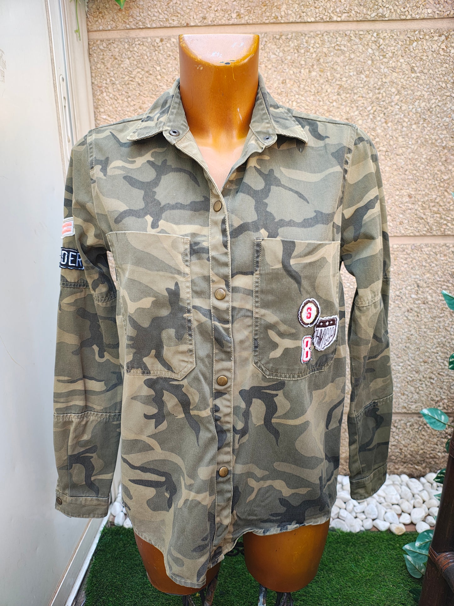 USADO – Camisa militar verde con parches Bershka-bsk Premium Garment (Talla S)