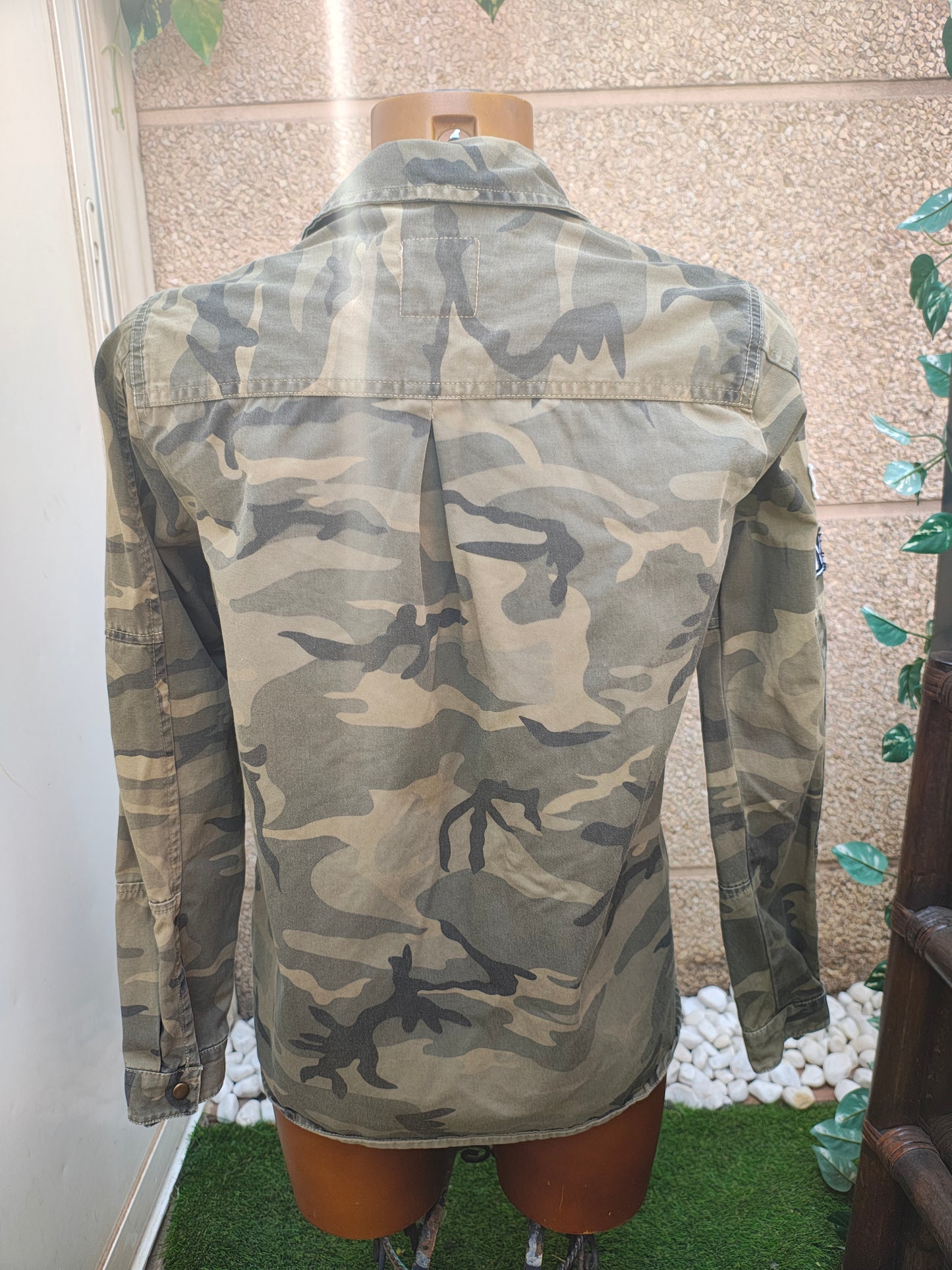 USADO – Camisa militar verde con parches Bershka-bsk Premium Garment (Talla S)