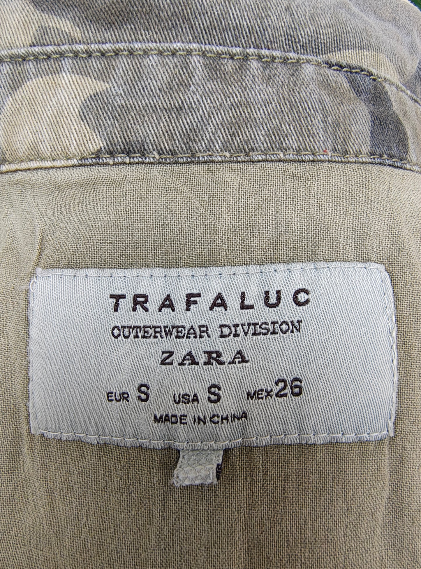 USADO – Camisa militar camuflaje con parches ZARA Trafaluc Outerwear Division (Talla S)
