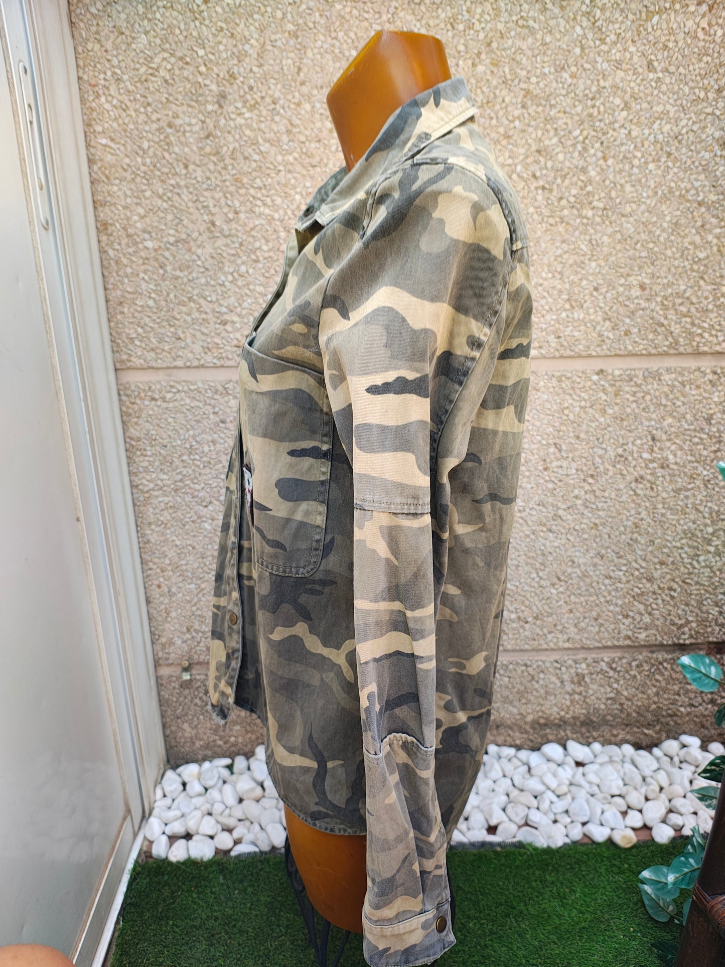 USADO – Camisa militar camuflaje con parches ZARA Trafaluc Outerwear Division (Talla S)