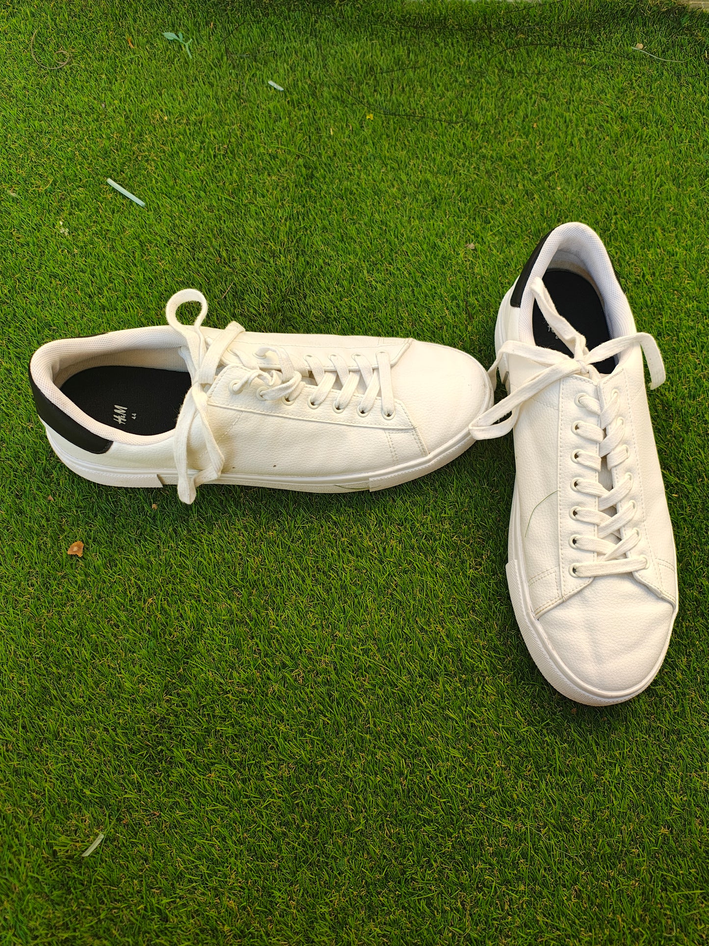 USADO – Zapatillas blancas estilo casual H&M (Talla EUR 44)