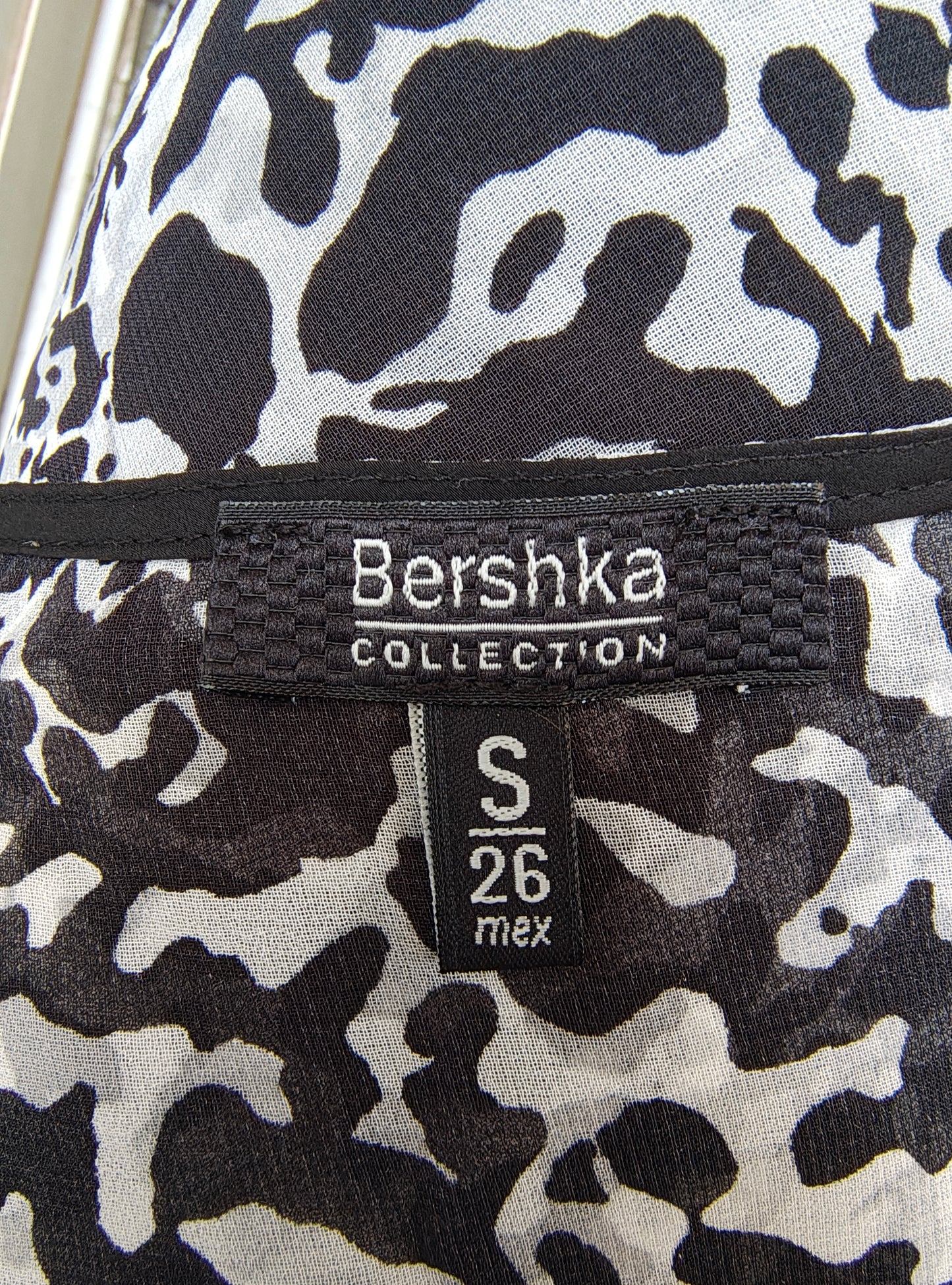 USADO – Top negro combinado con estampado animal print BERSHKA Collection (Talla S / MEX 26)