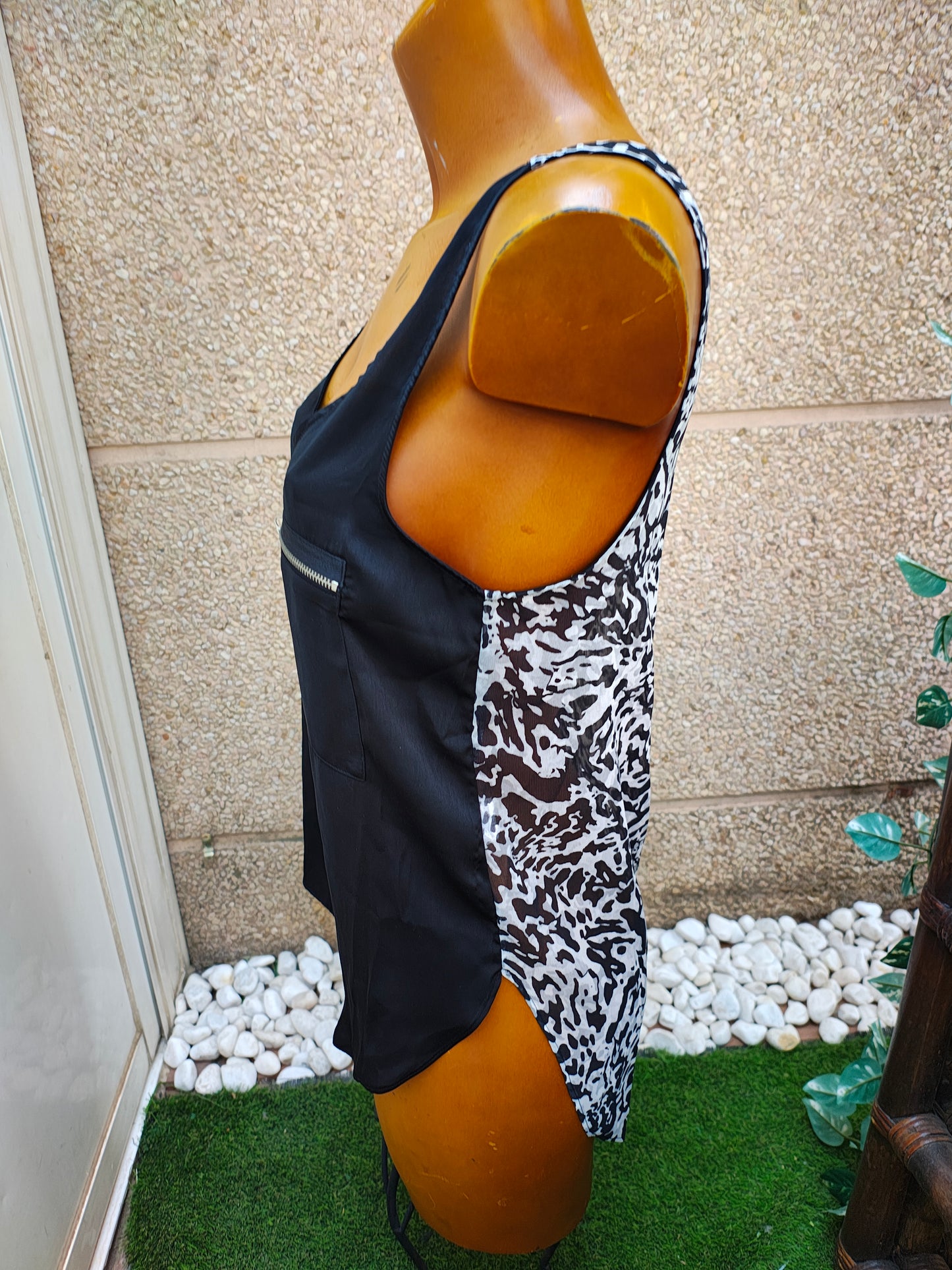 USADO – Top negro combinado con estampado animal print BERSHKA Collection (Talla S / MEX 26)