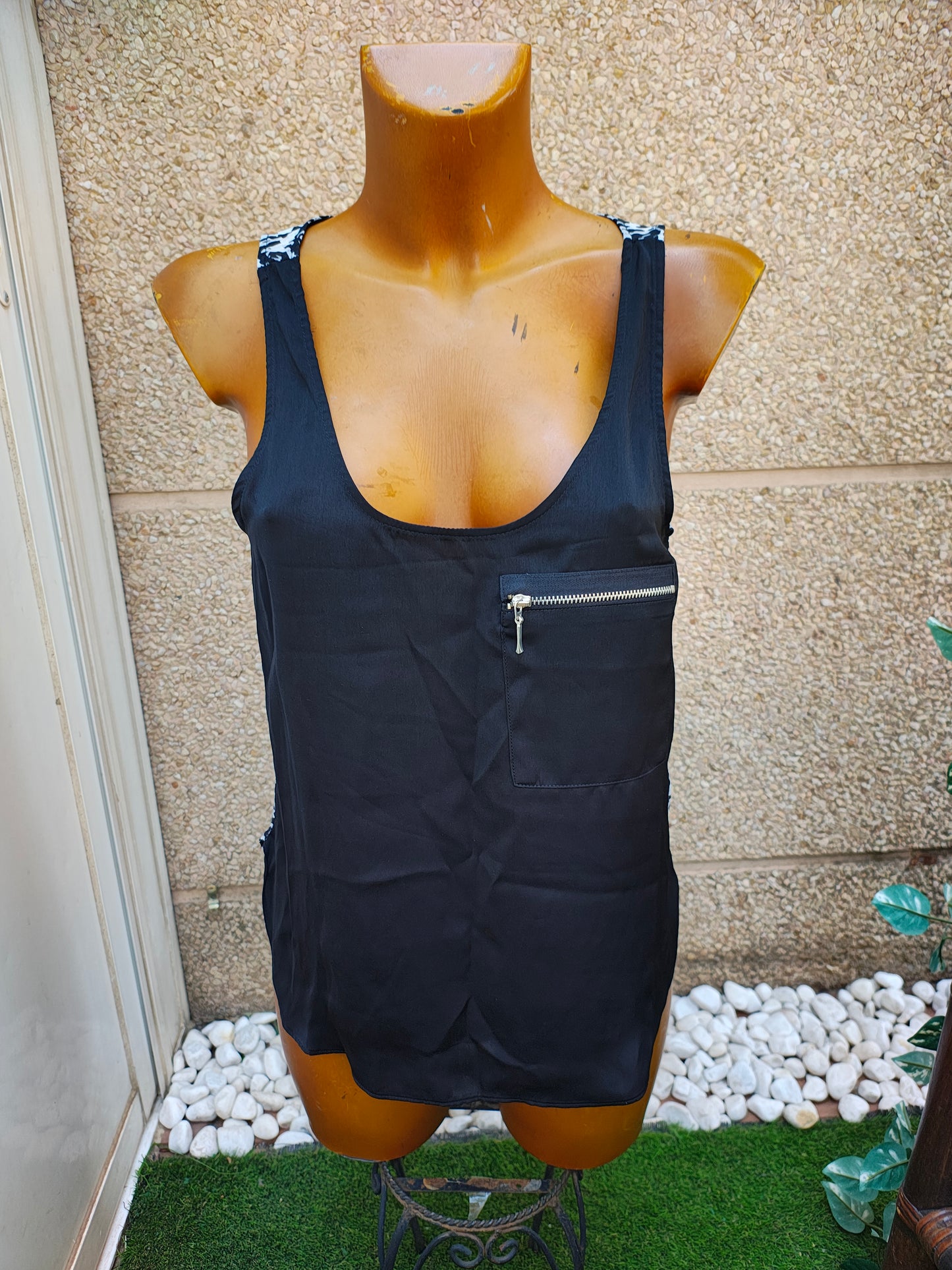 USADO – Top negro combinado con estampado animal print BERSHKA Collection (Talla S / MEX 26)