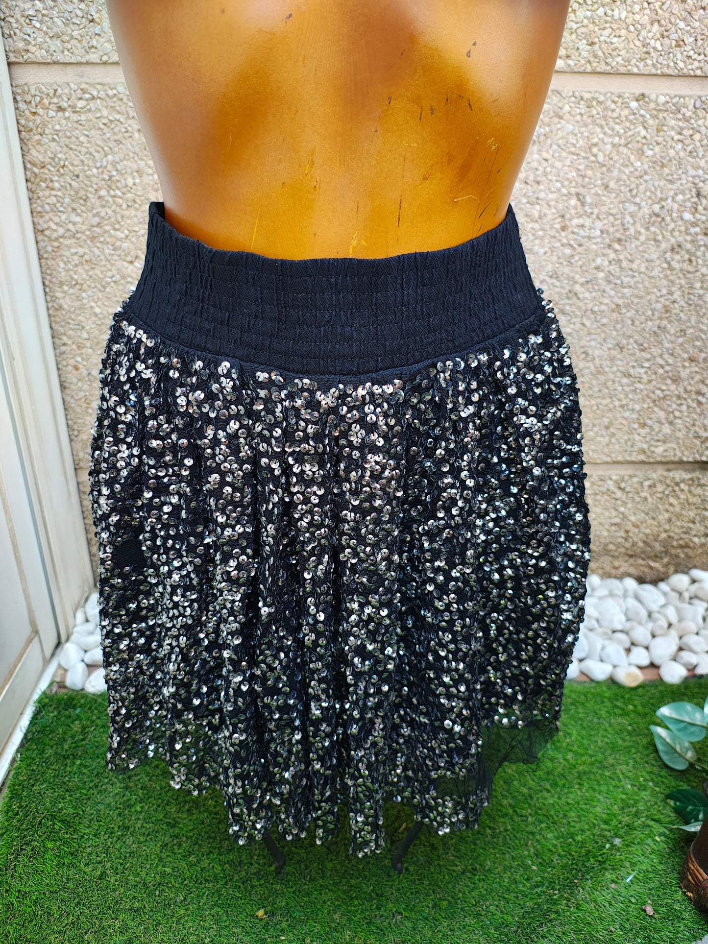 USADO – Falda negra con lentejuelas MANGO Suit (Talla XS)