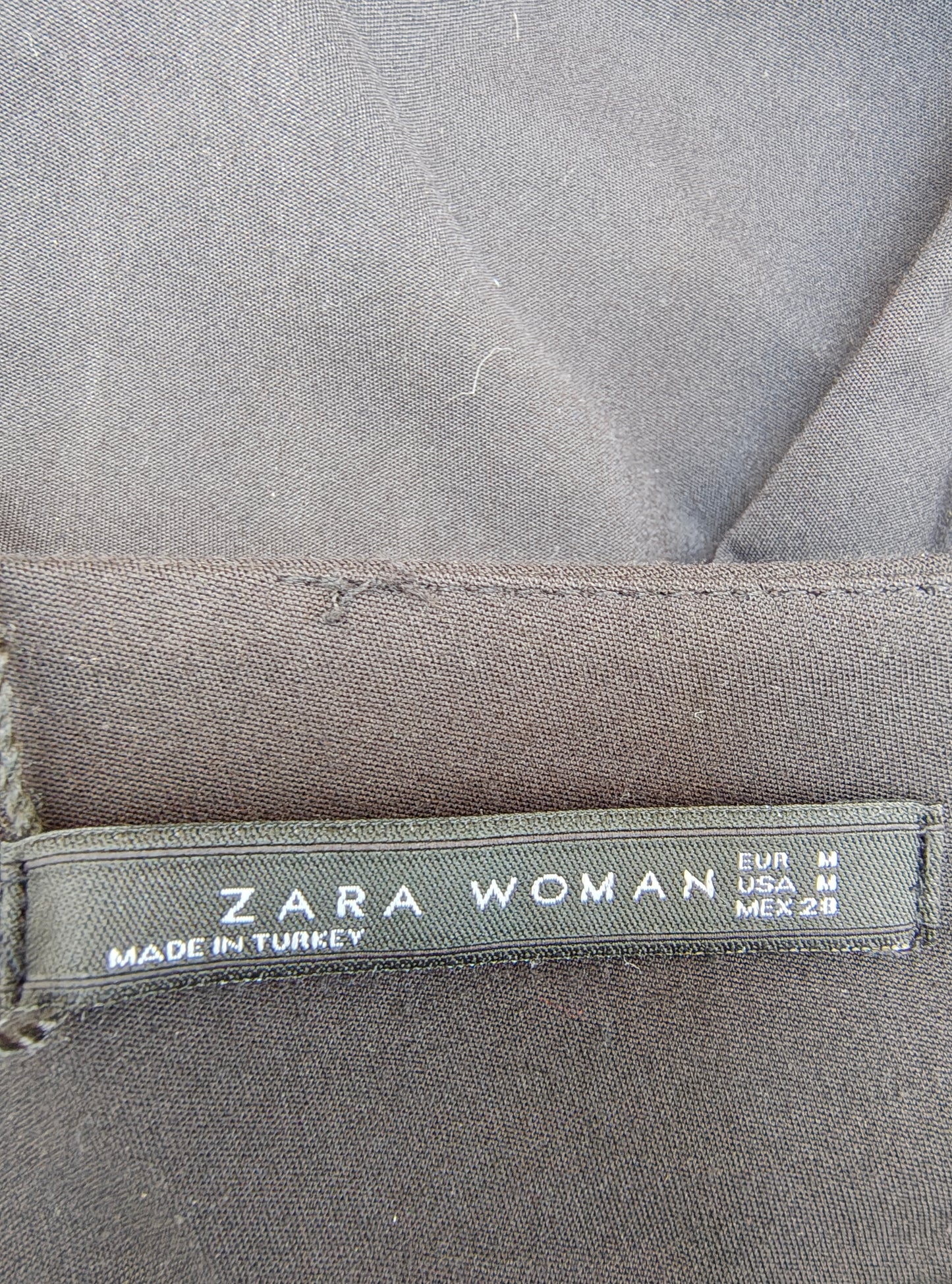USADO – Falda negra con sobrefalda plisada ZARA Woman (Talla M)