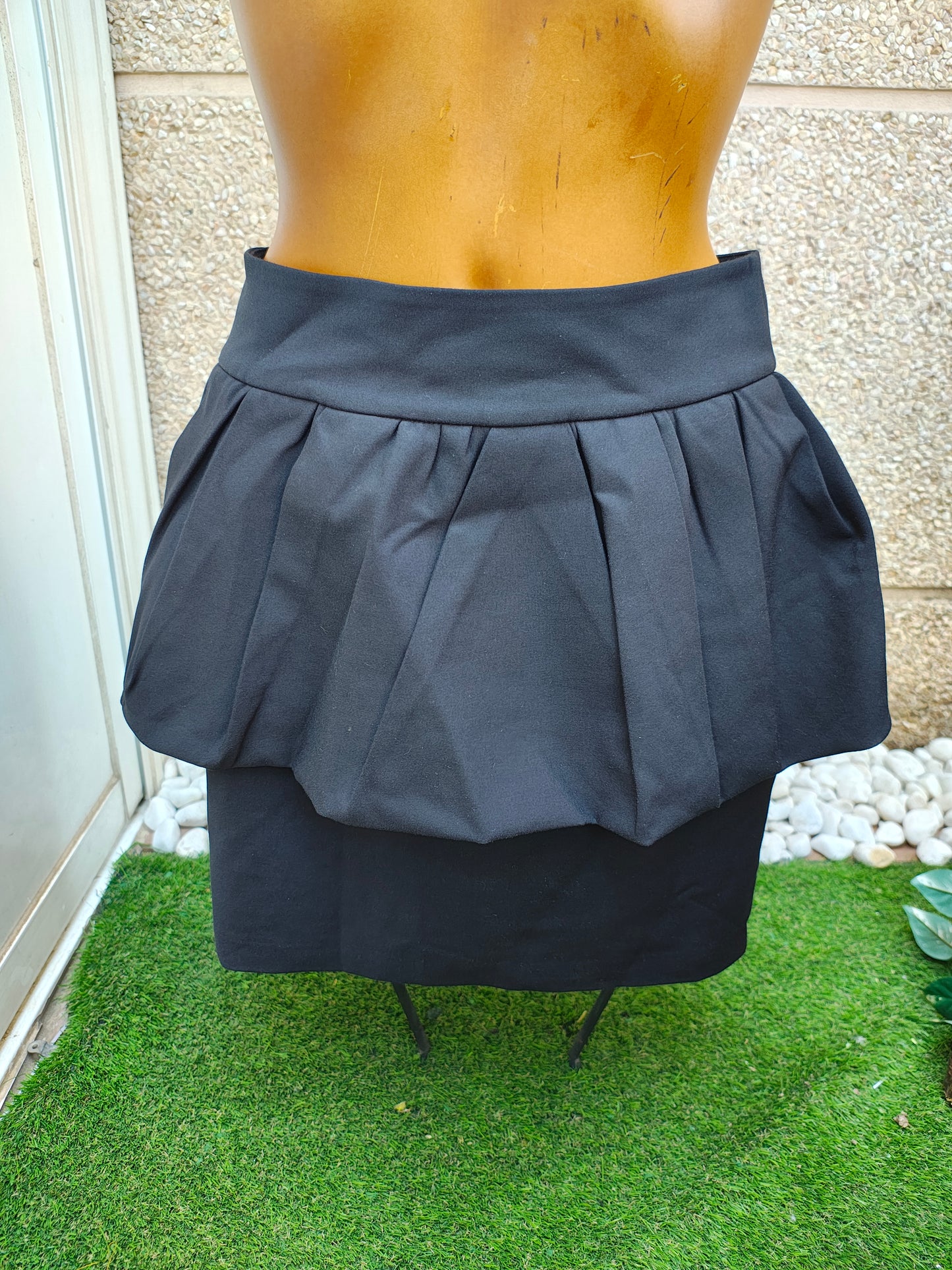 USADO – Falda negra con sobrefalda plisada ZARA Woman (Talla M)