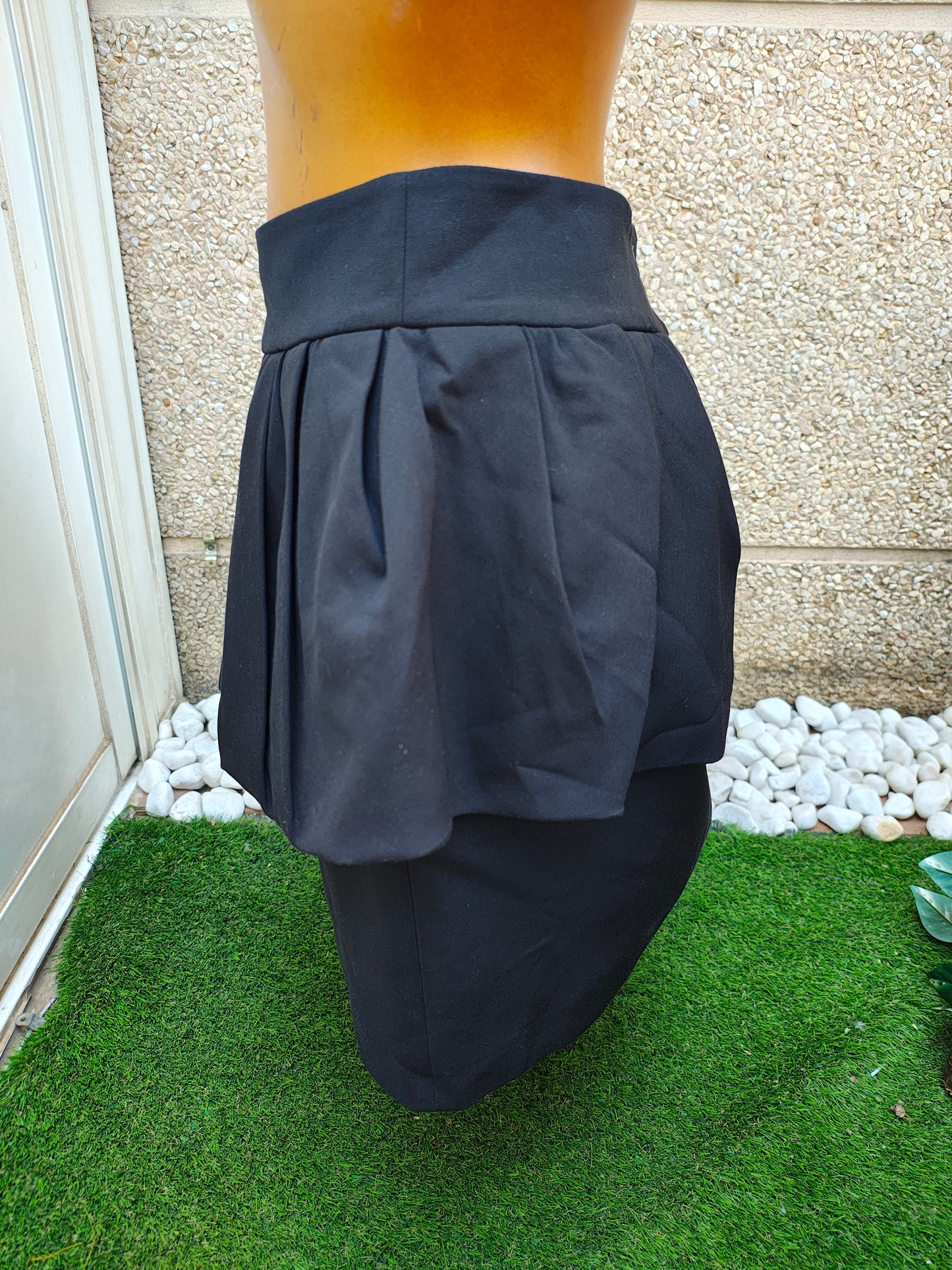 USADO – Falda negra con sobrefalda plisada ZARA Woman (Talla M)