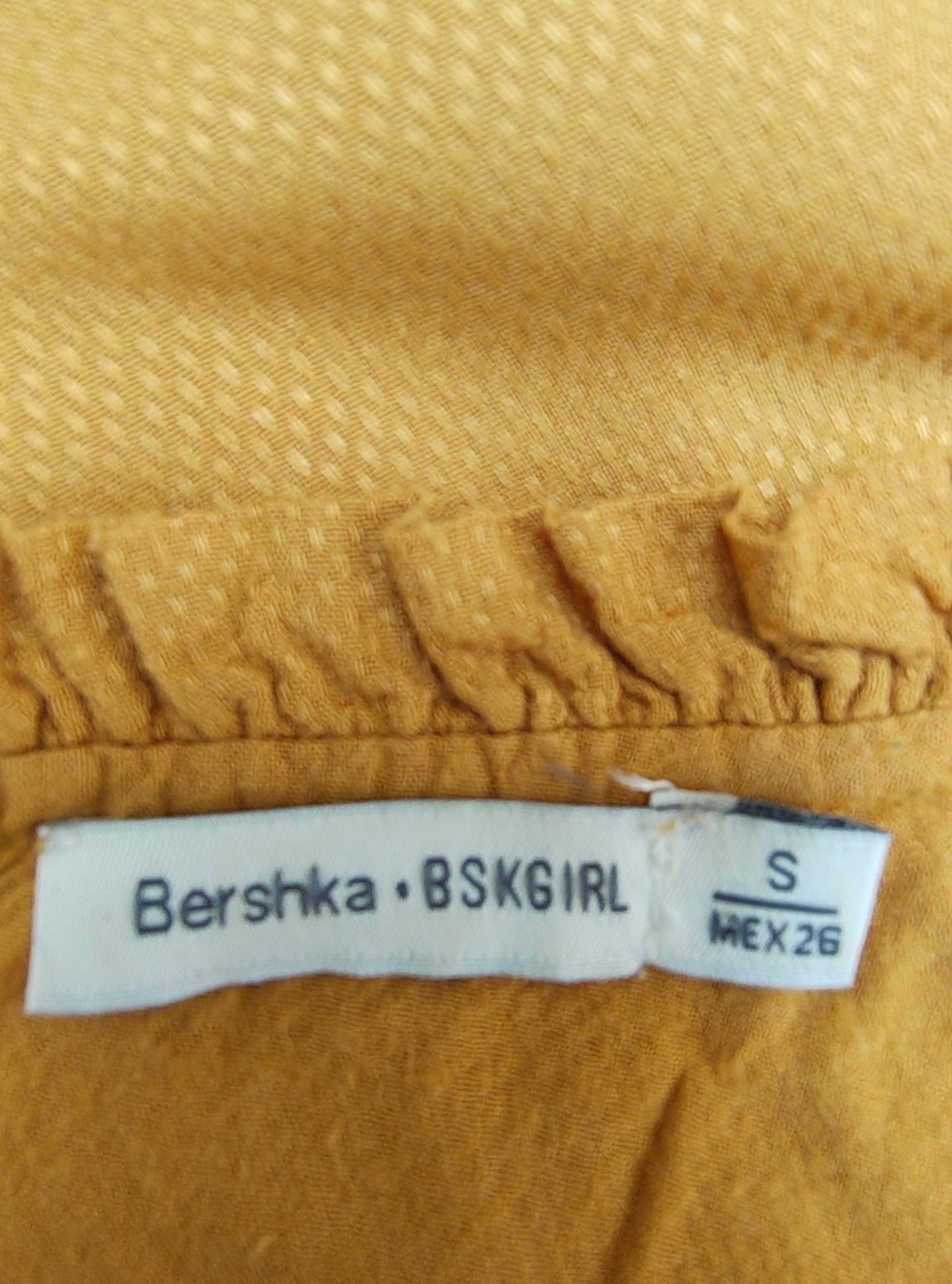 USADO – Blusa mostaza con cuello fruncido Bershka BSK Girl (Talla S)