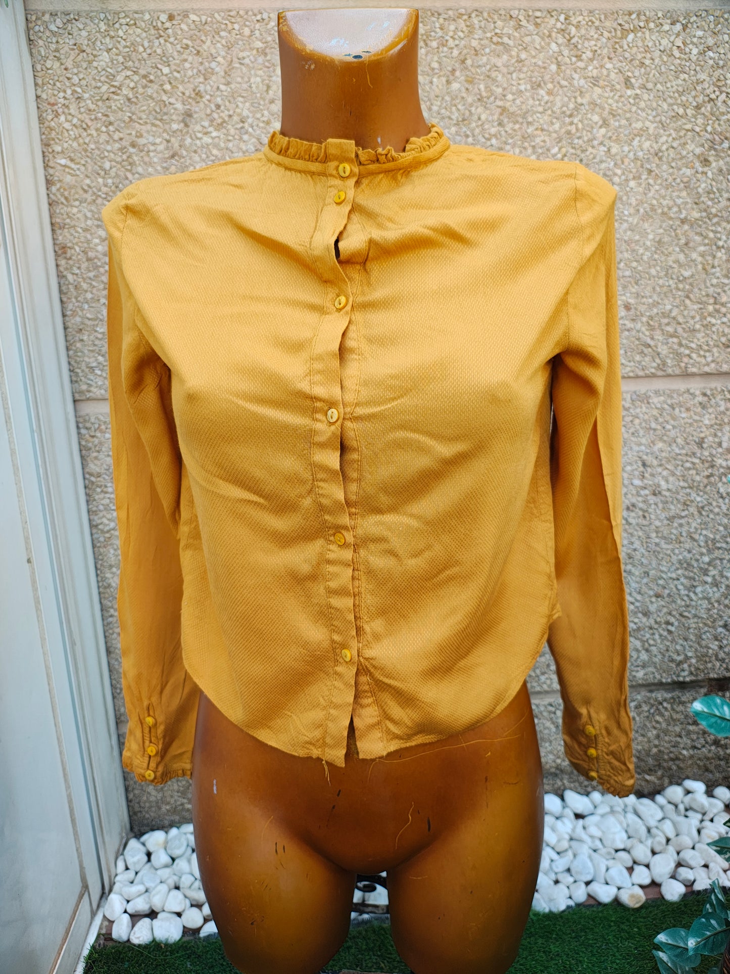 USADO – Blusa mostaza con cuello fruncido Bershka BSK Girl (Talla S)