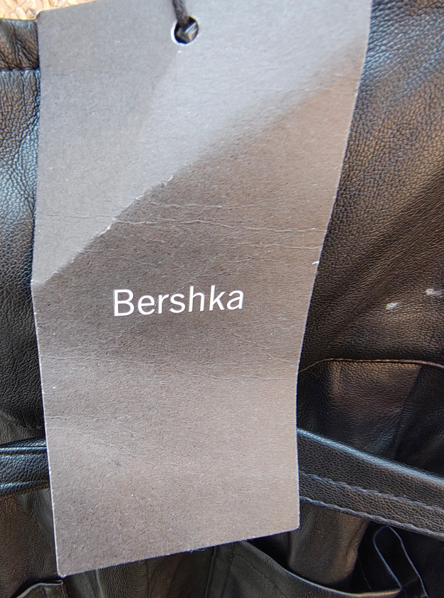 NUEVO – mono largo pantalón efecto cuero negro con tirantes Bershka (Talla XS)