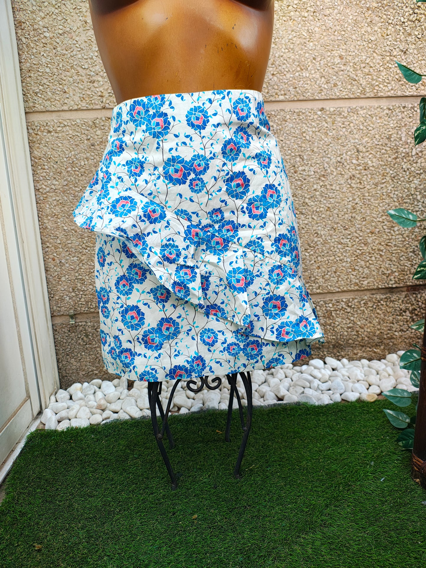 NUEVO – Falda floral blanca con estampado azul y rojo MANGO Suit (Talla EUR 34)
