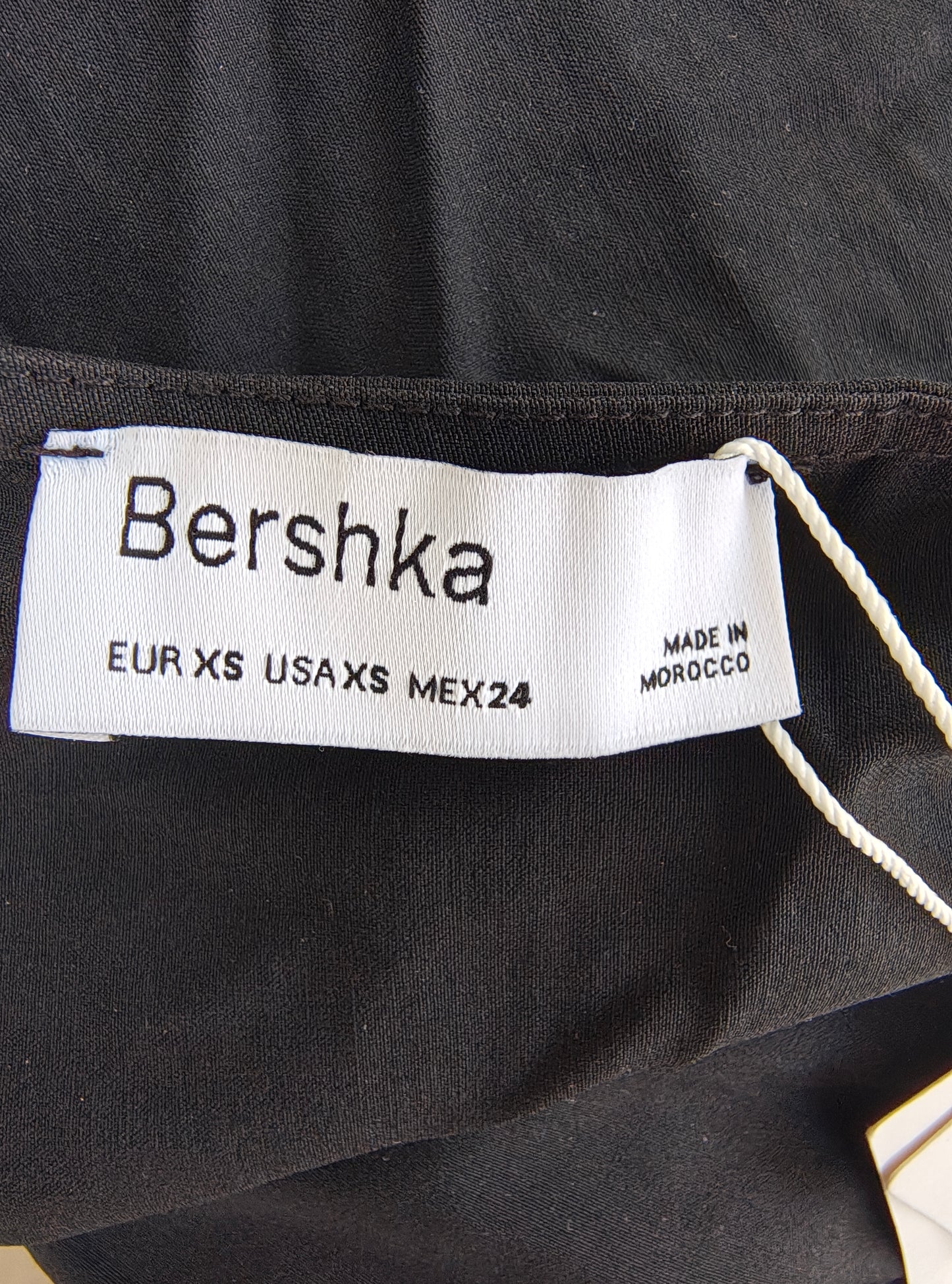 NUEVO – Vestido negro ajustado escote corazón BERSHKA (Talla XS)