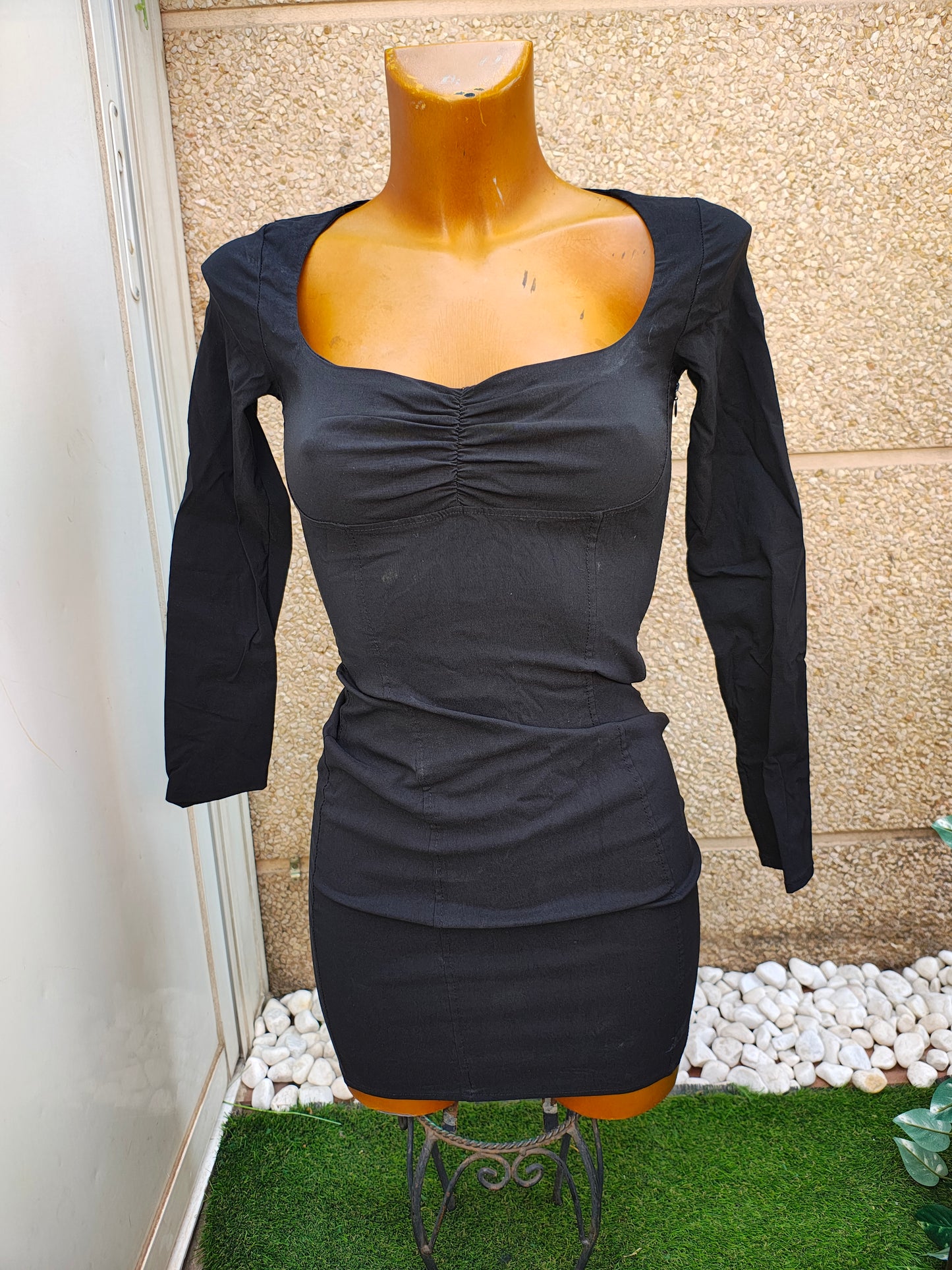 NUEVO – Vestido negro ajustado escote corazón BERSHKA (Talla XS)
