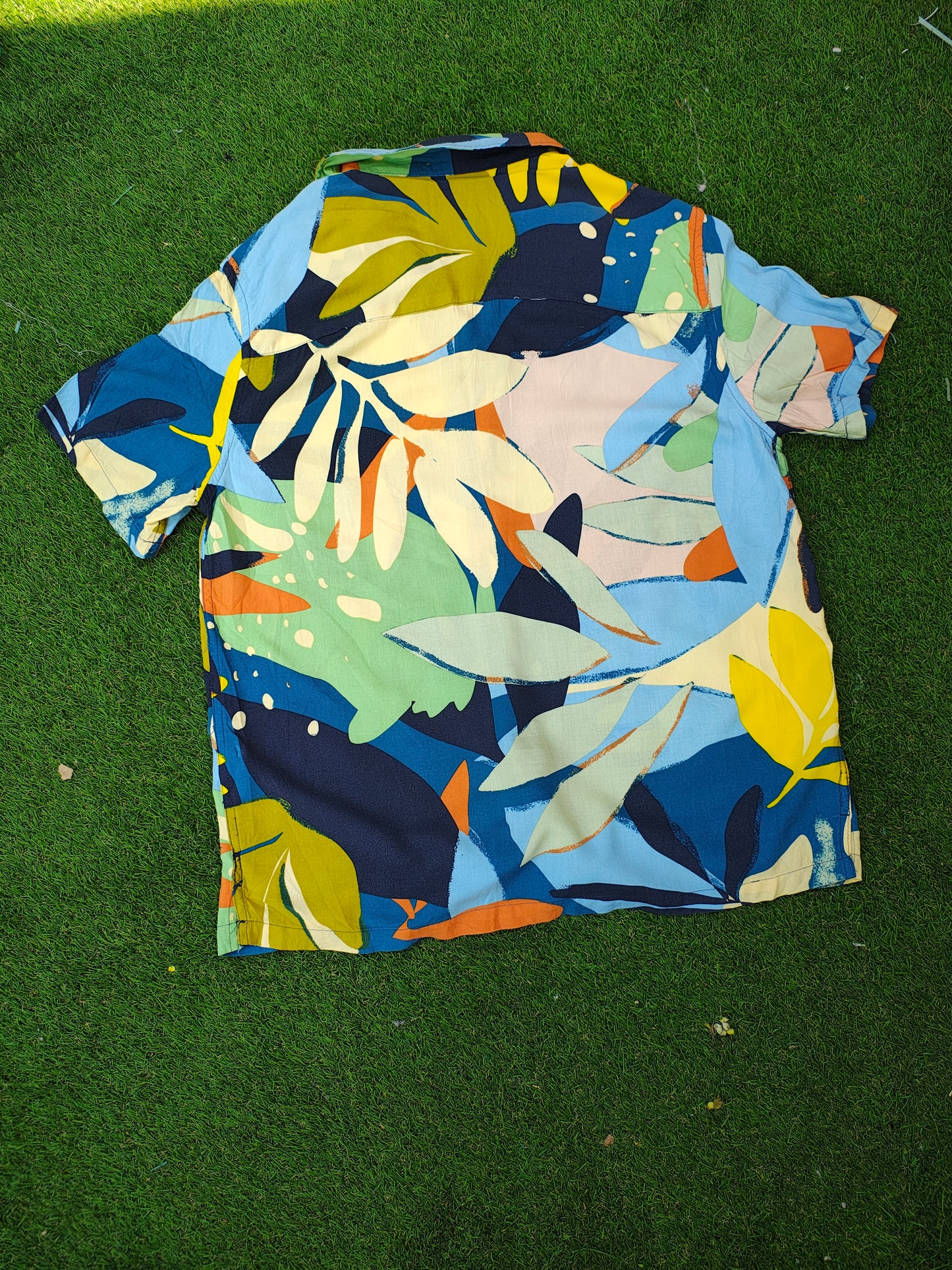 USADO – Camisa estampada tropical multicolor LeftiesMan (Talla S )