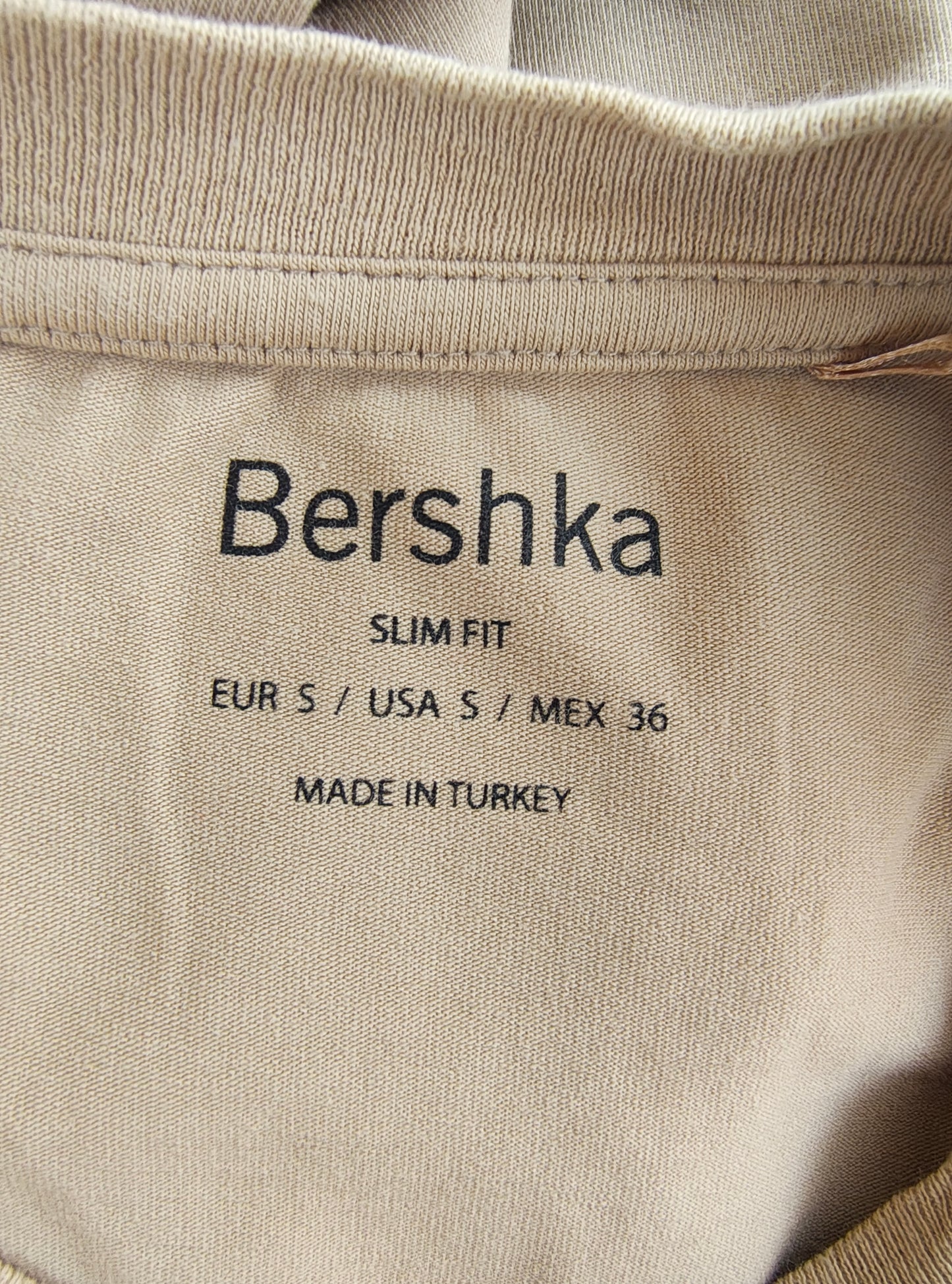 USADO – Camiseta beige con detalles de letras orientales en mangas Bershka Slim Fit (Talla S)