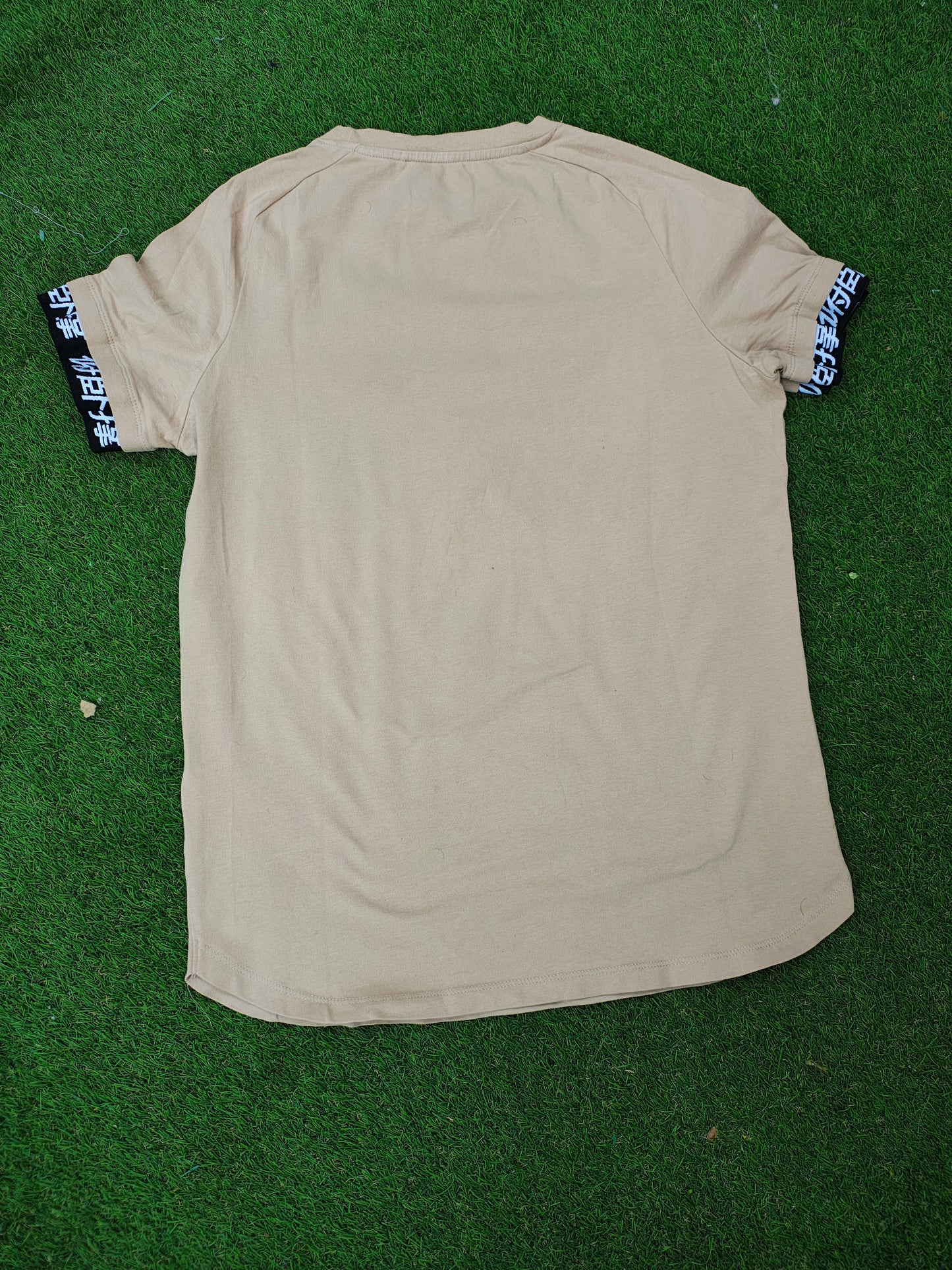 USADO – Camiseta beige con detalles de letras orientales en mangas Bershka Slim Fit (Talla S)