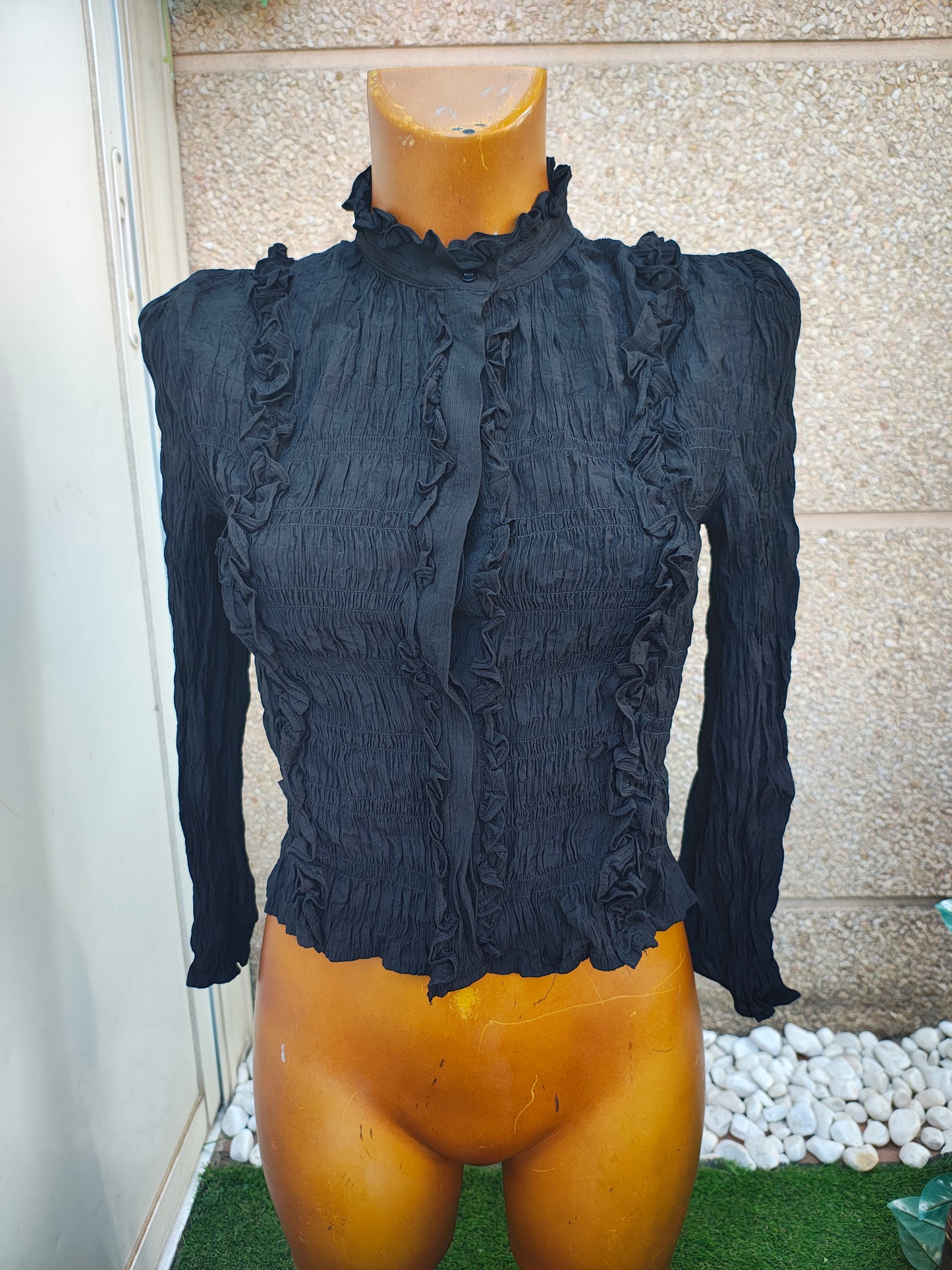 USADO – Blusa negra fruncida con volantes ZARA (Talla S)