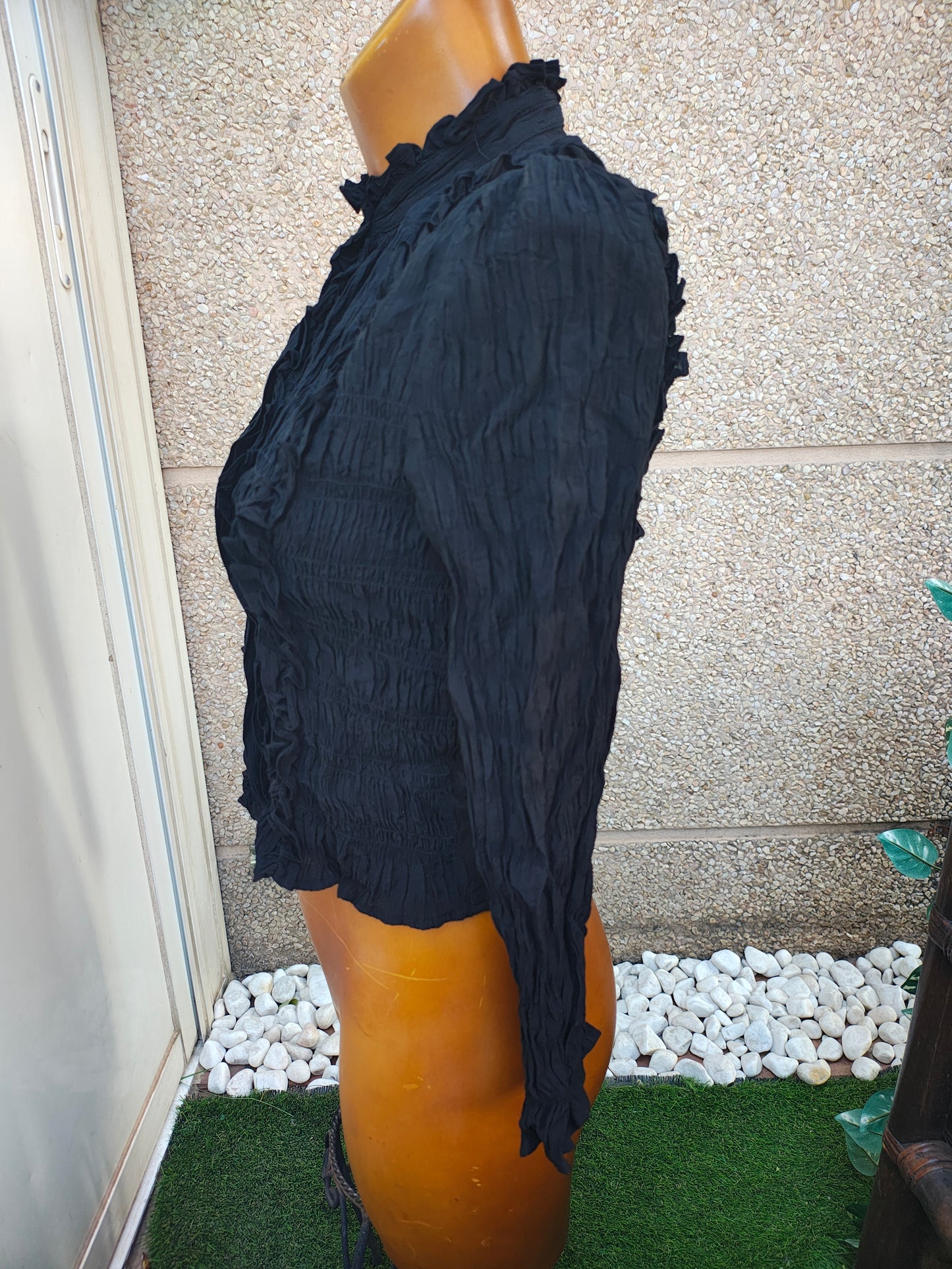 USADO – Blusa negra fruncida con volantes ZARA (Talla S)