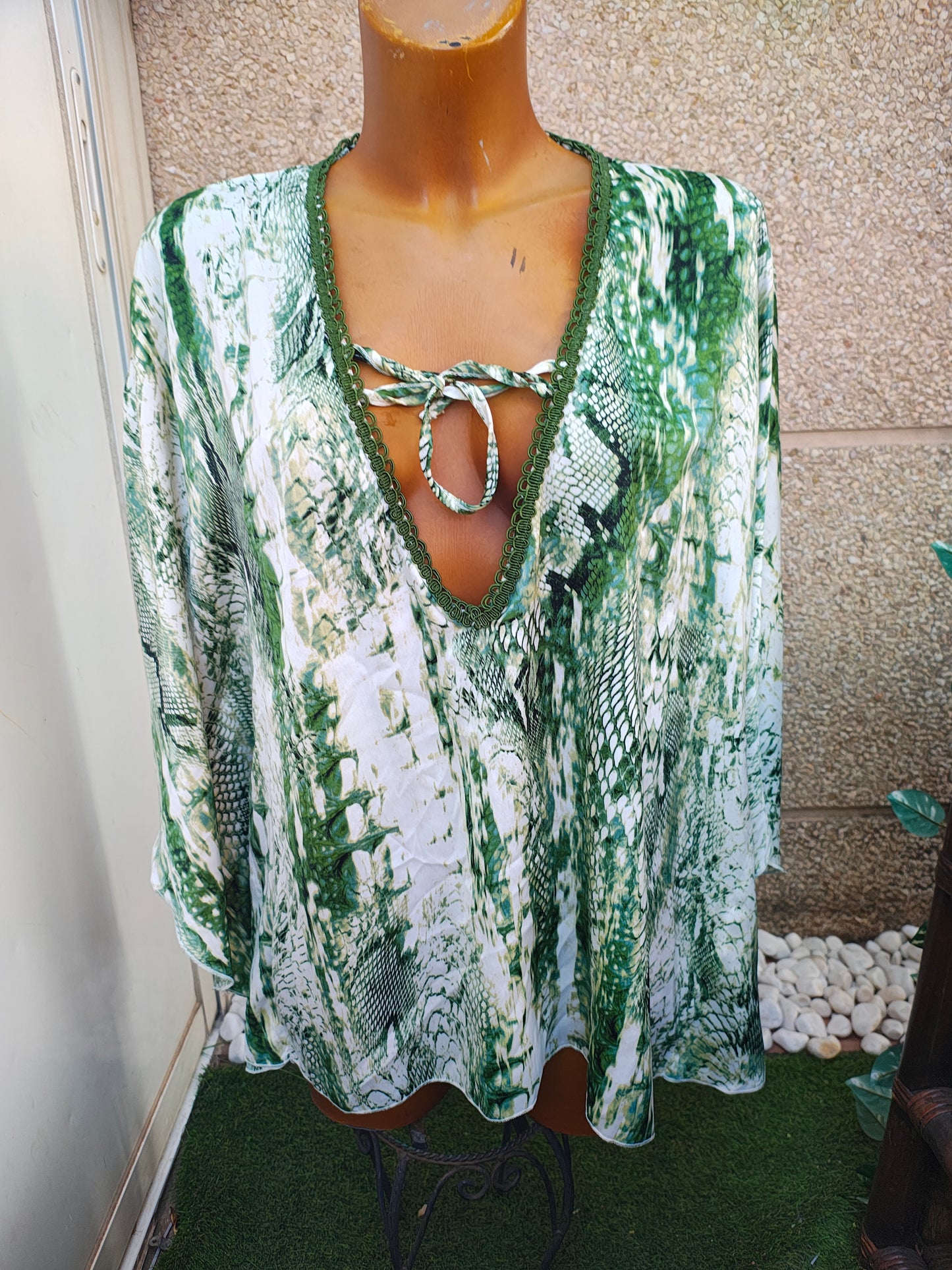 NUEVO – Blusa verde estampado serpiente JAUNE ROUGE Paris (Talla S)