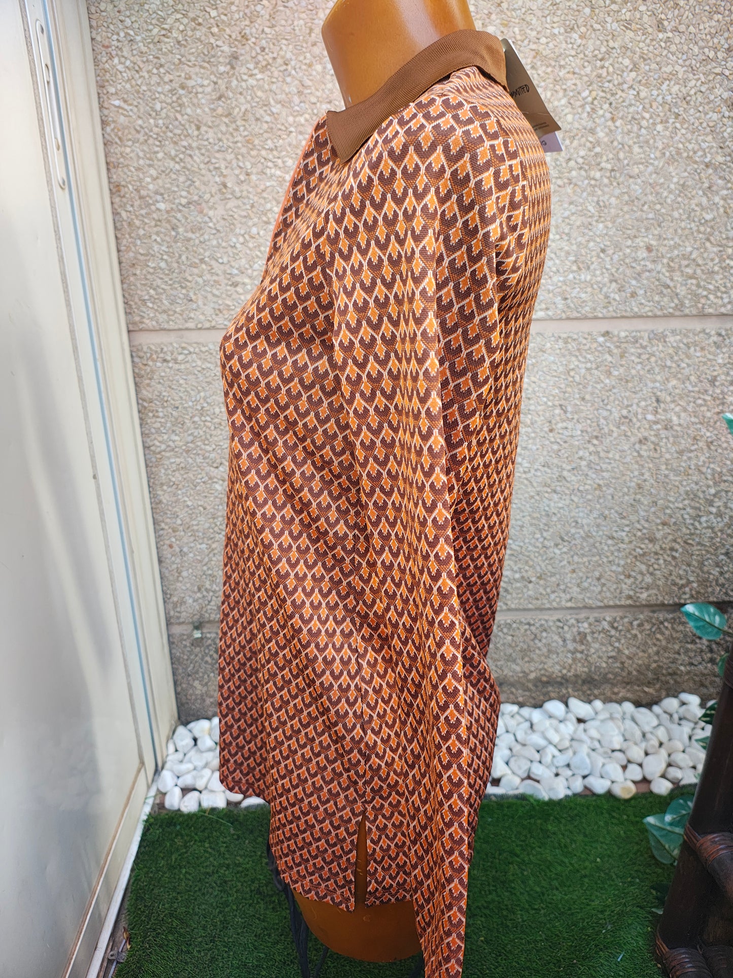 NUEVO – Polo estampado marrón con cuello camisero de MNG (Talla XS)