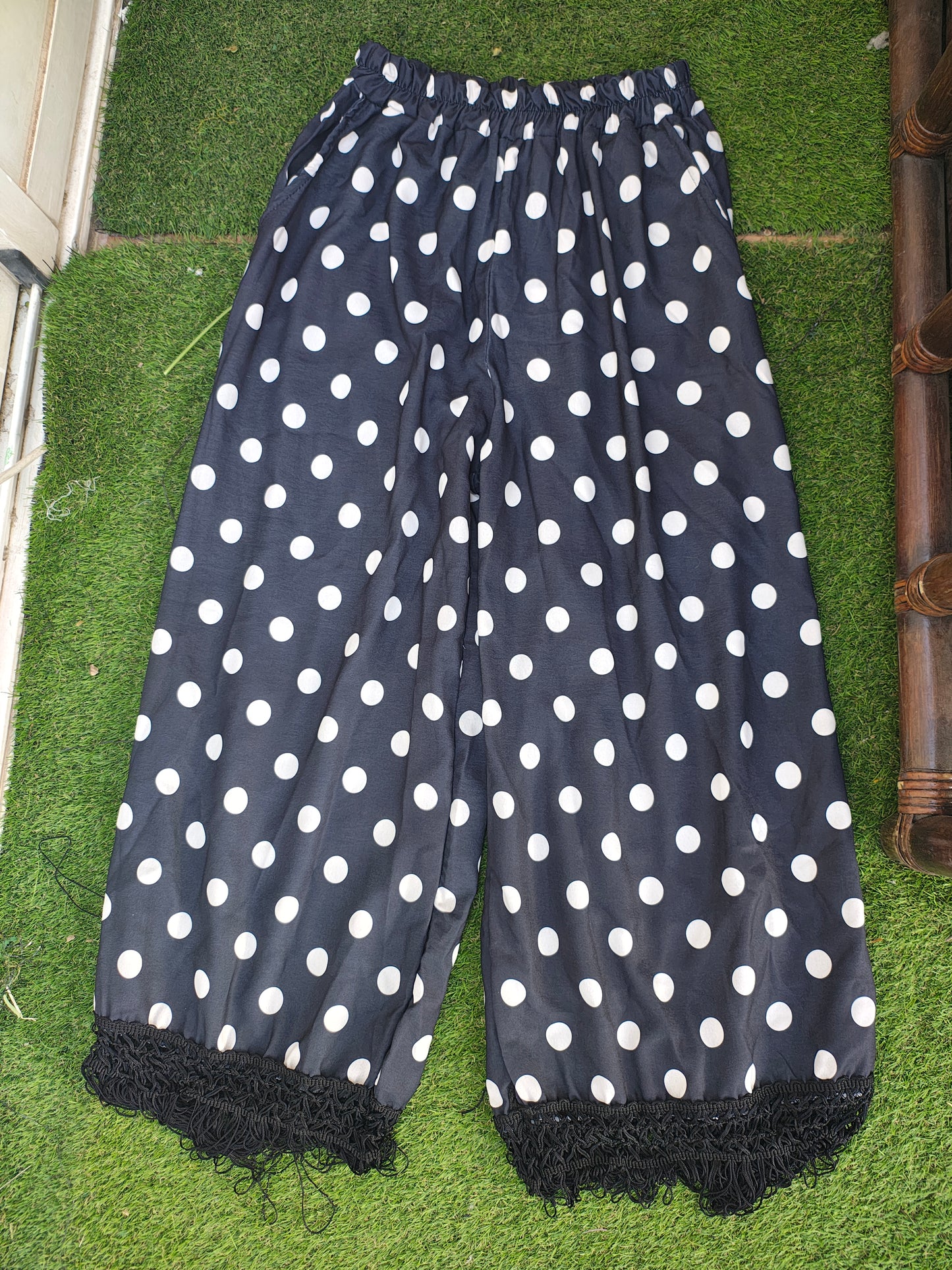 NUEVO – Pantalón palazzo negro de lunares blancos con encaje R.s. mo Fashion Style (Talla 10)
