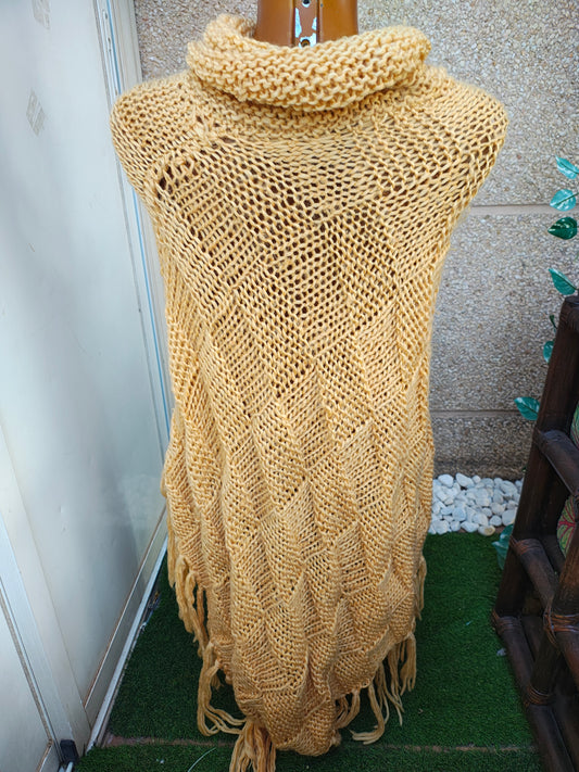 USADO – Poncho de punto mostaza con cuello vuelto y flecos (Talla única)