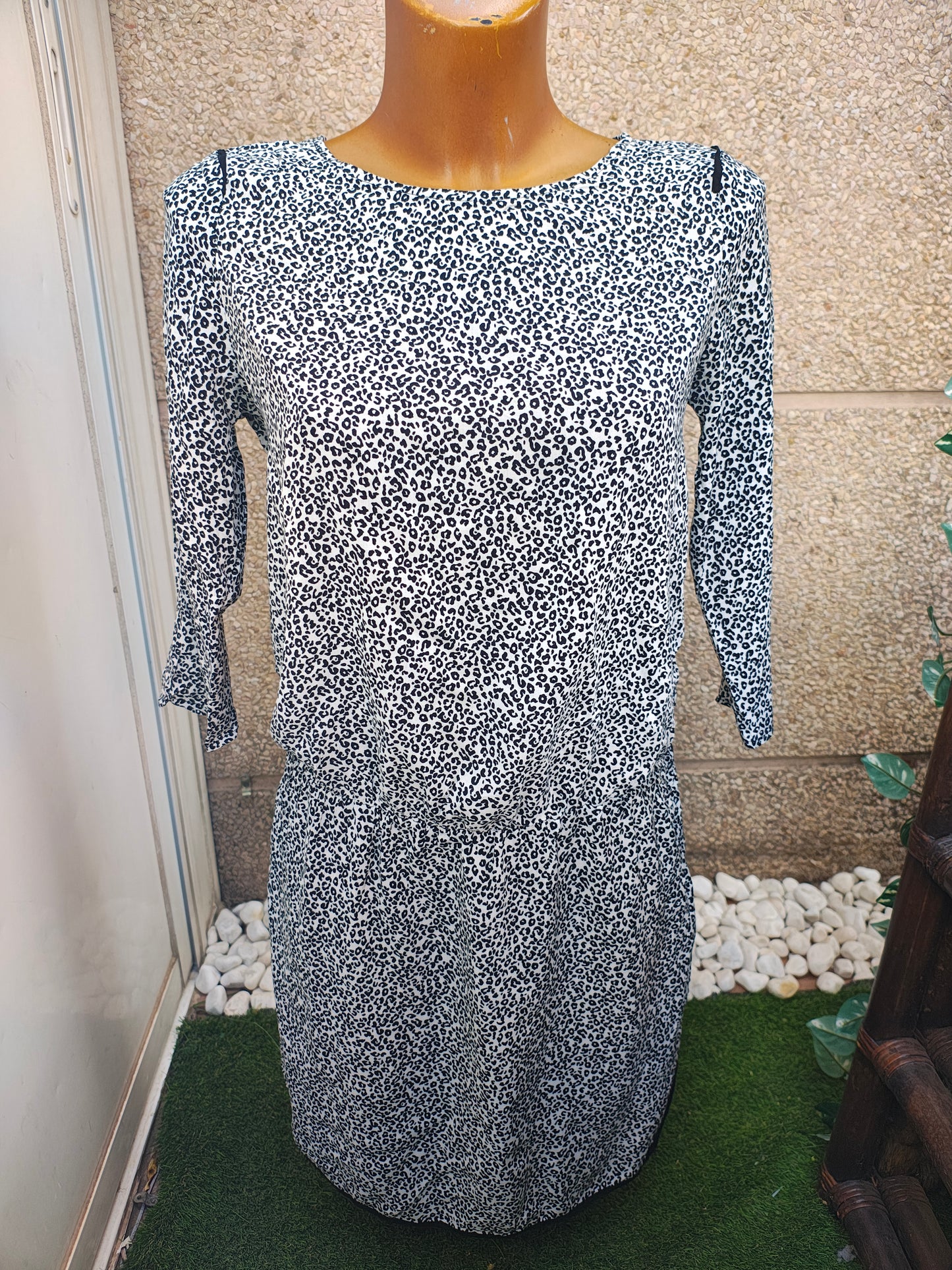 USADO – Vestido estampado animal print blanco y negro EASY WEAR (Talla M)
