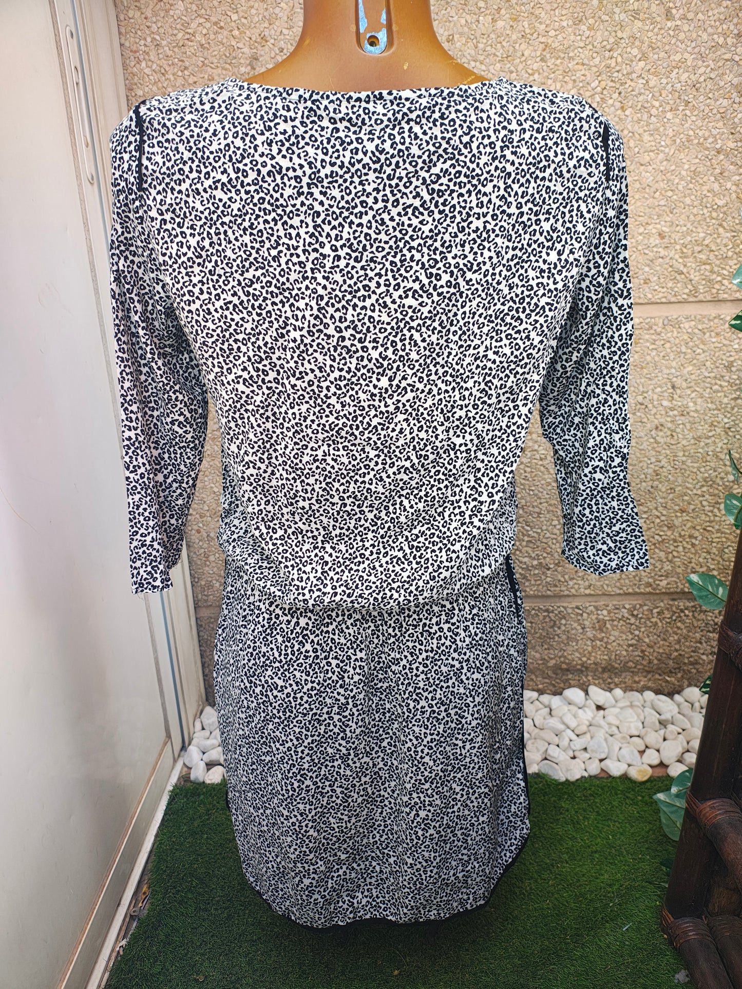 USADO – Vestido estampado animal print blanco y negro EASY WEAR (Talla M)