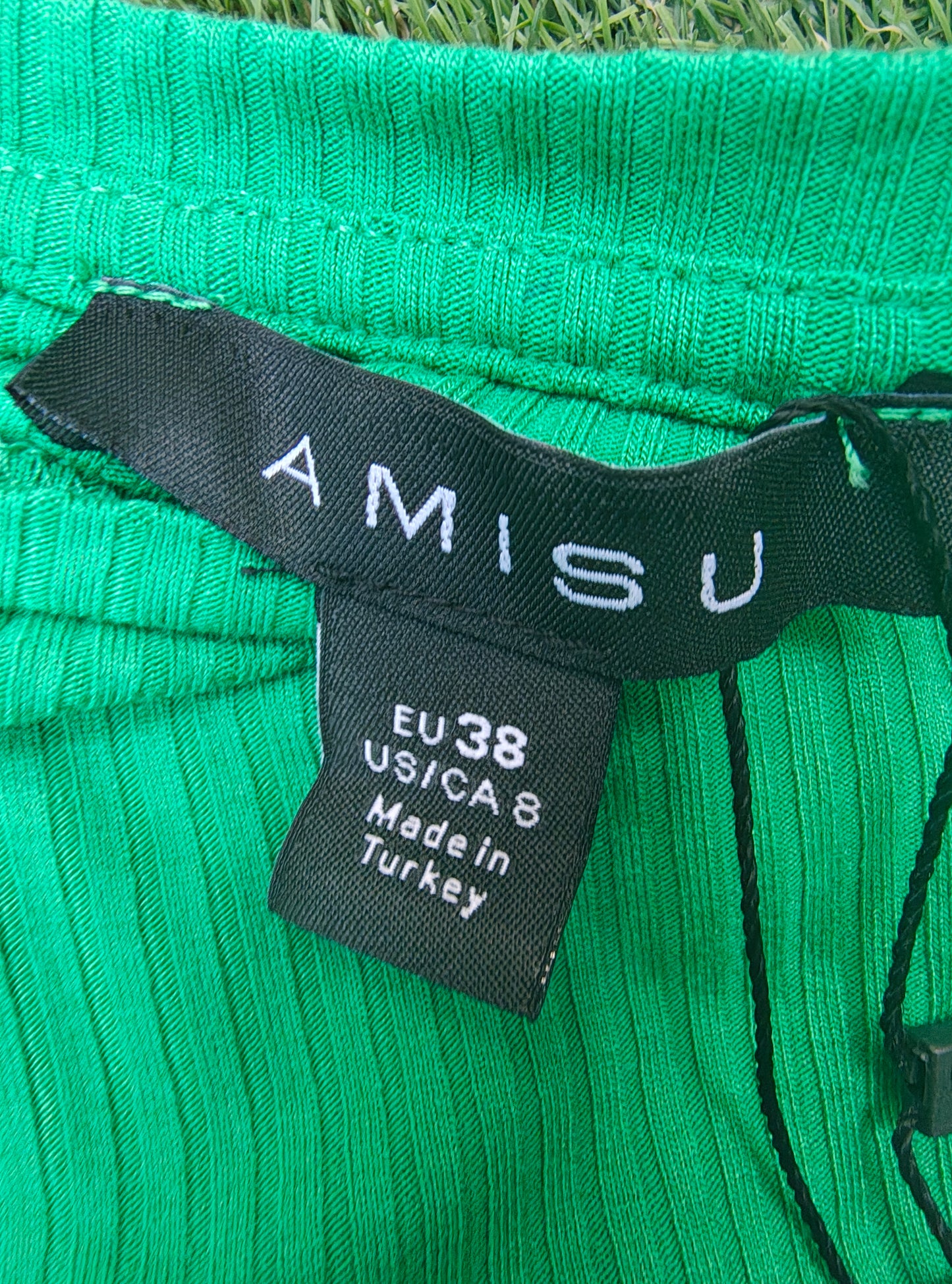 NUEVO– Vestido midi verde con fruncido lateral y abertura AMISU (Talla 38 / M)