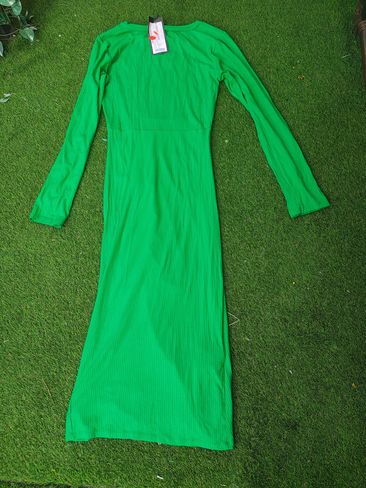 NUEVO– Vestido midi verde con fruncido lateral y abertura AMISU (Talla 38 / M)